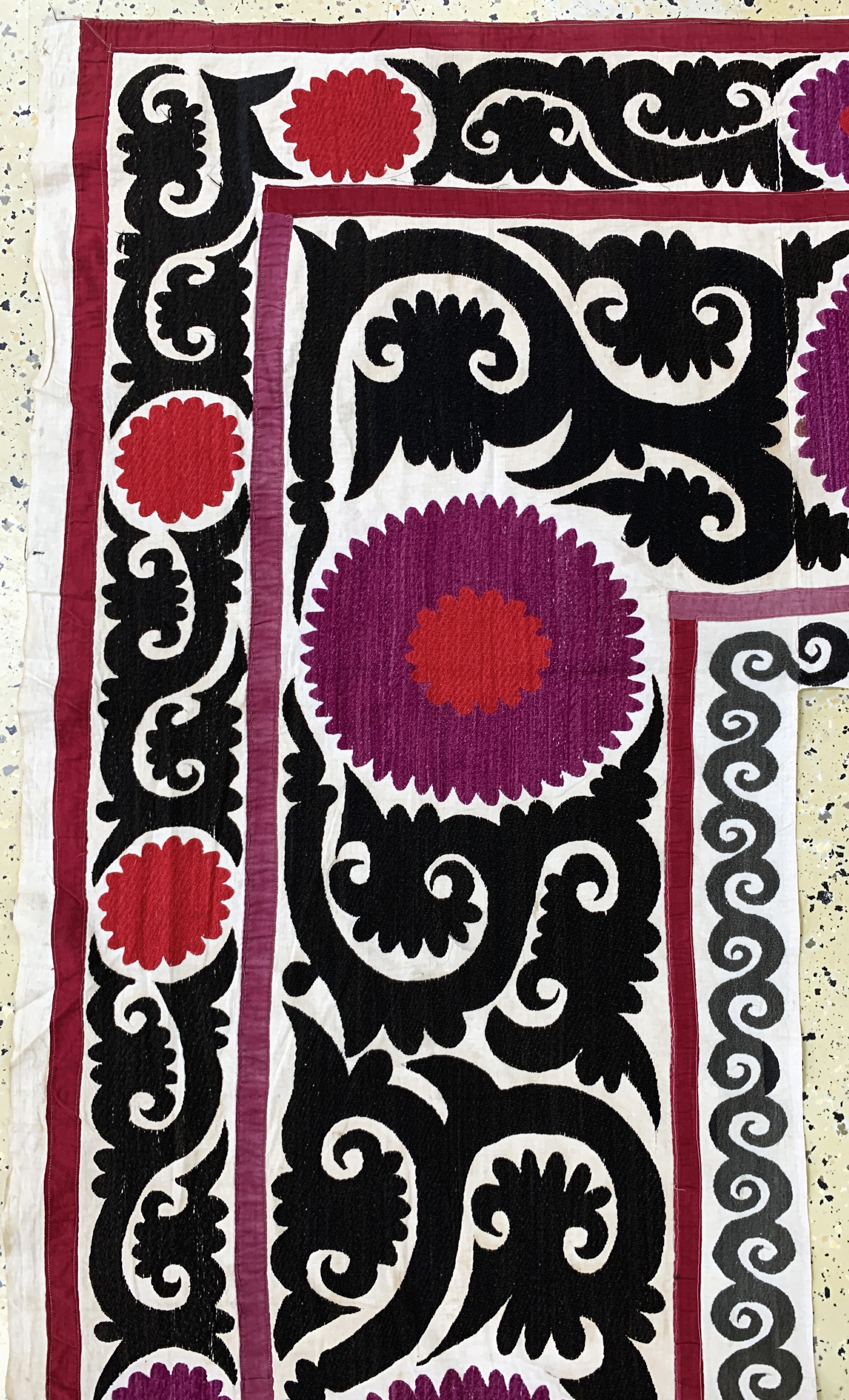 Detail c: Seiden Susani antik, Uzbekistan, um 1900, Seiden-Stickerei, ca. 225 x 148 cm, Reinigungsbedürftig, EHZ: 2