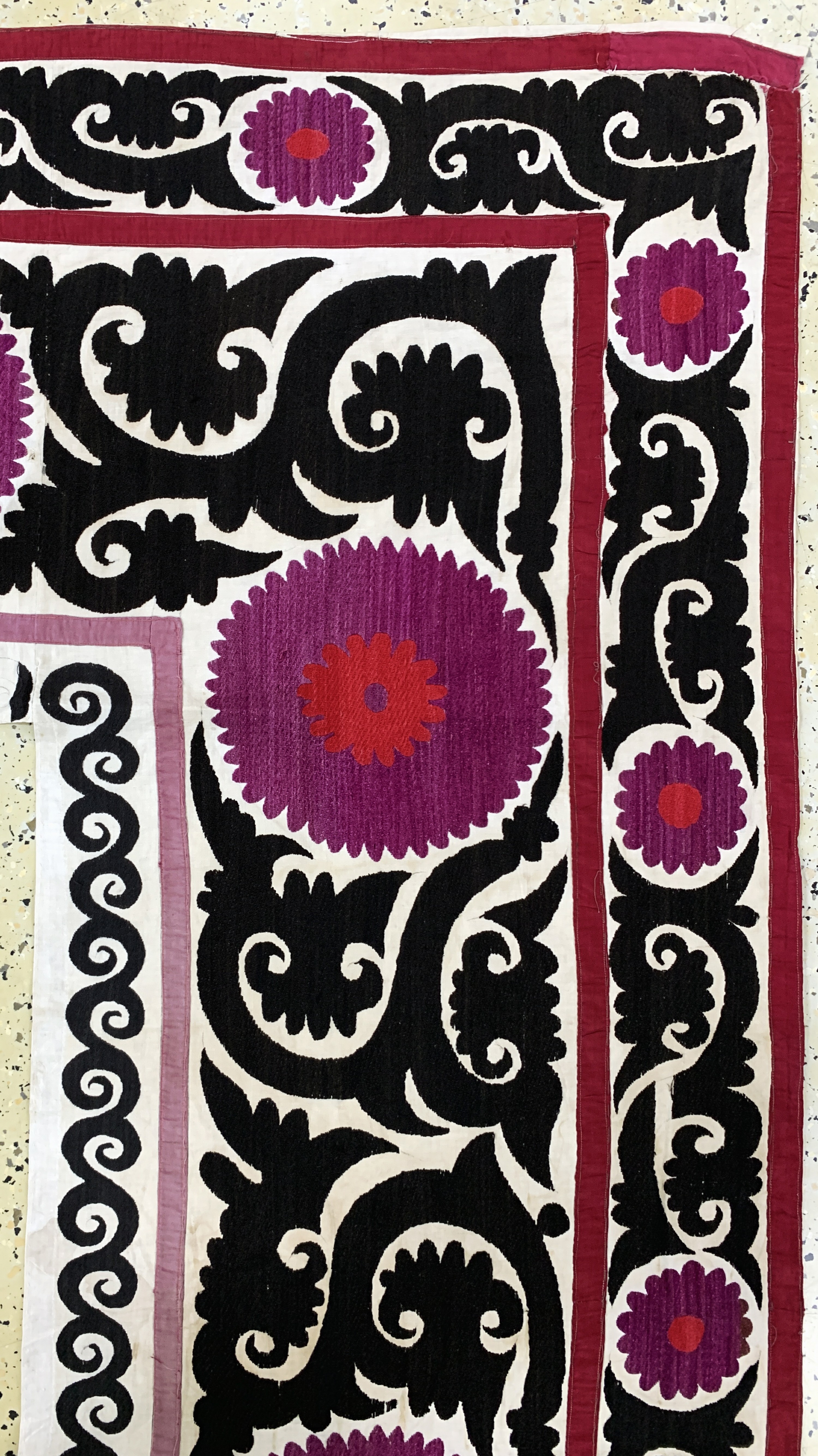 Detail d: Seiden Susani antik, Uzbekistan, um 1900, Seiden-Stickerei, ca. 225 x 148 cm, Reinigungsbedürftig, EHZ: 2