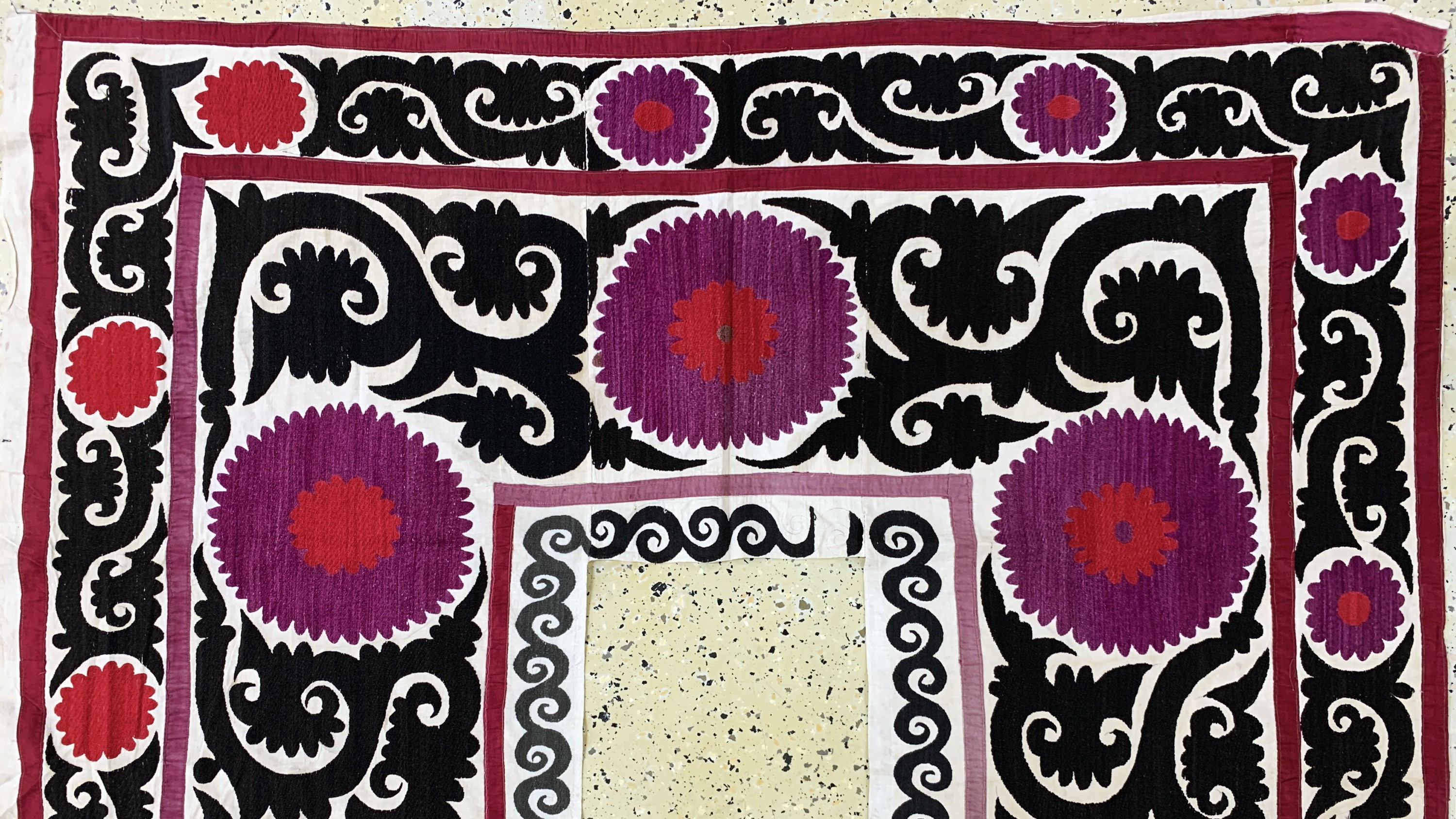 Detail e: Seiden Susani antik, Uzbekistan, um 1900, Seiden-Stickerei, ca. 225 x 148 cm, Reinigungsbedürftig, EHZ: 2