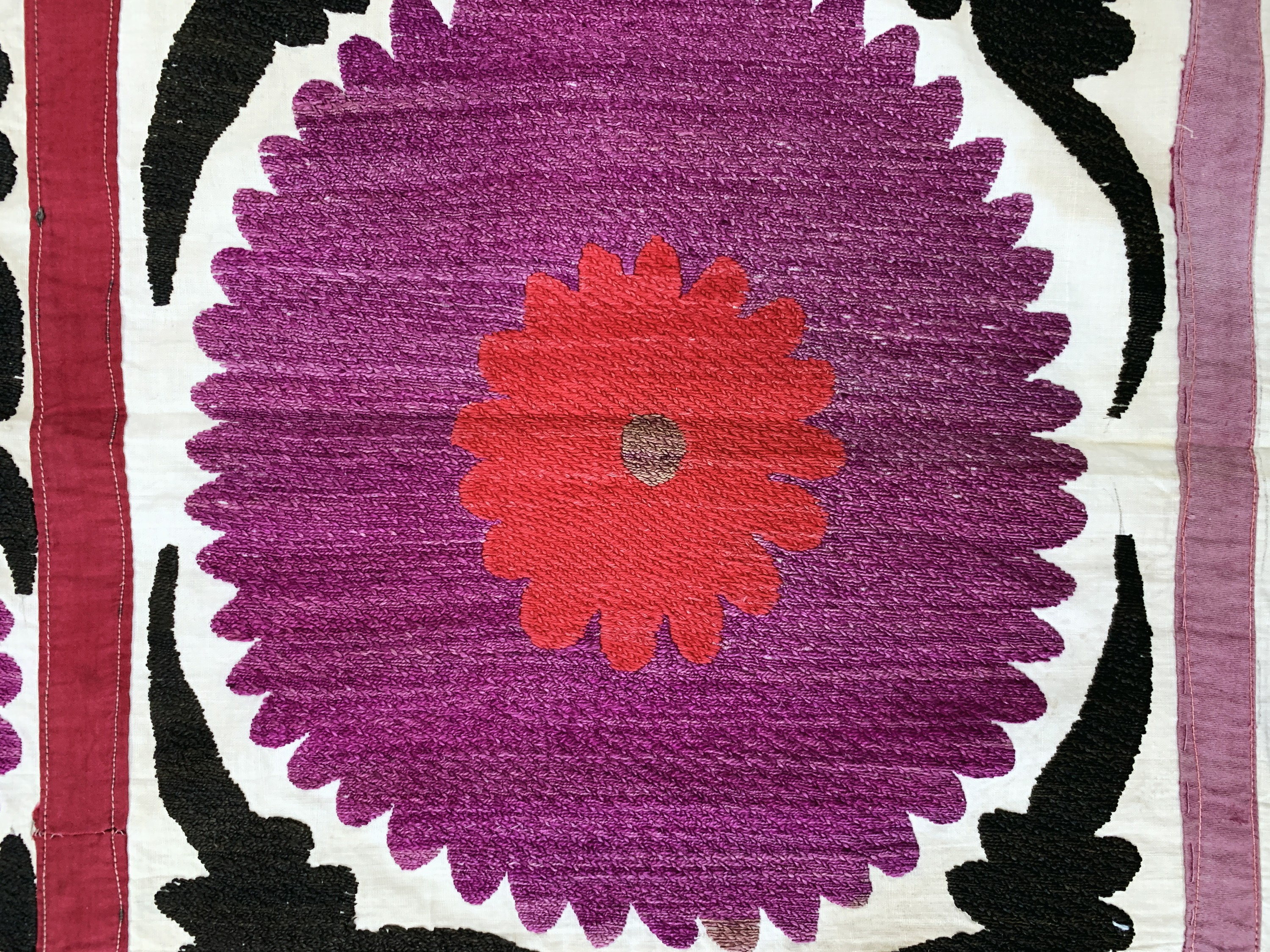 Detail f: Seiden Susani antik, Uzbekistan, um 1900, Seiden-Stickerei, ca. 225 x 148 cm, Reinigungsbedürftig, EHZ: 2