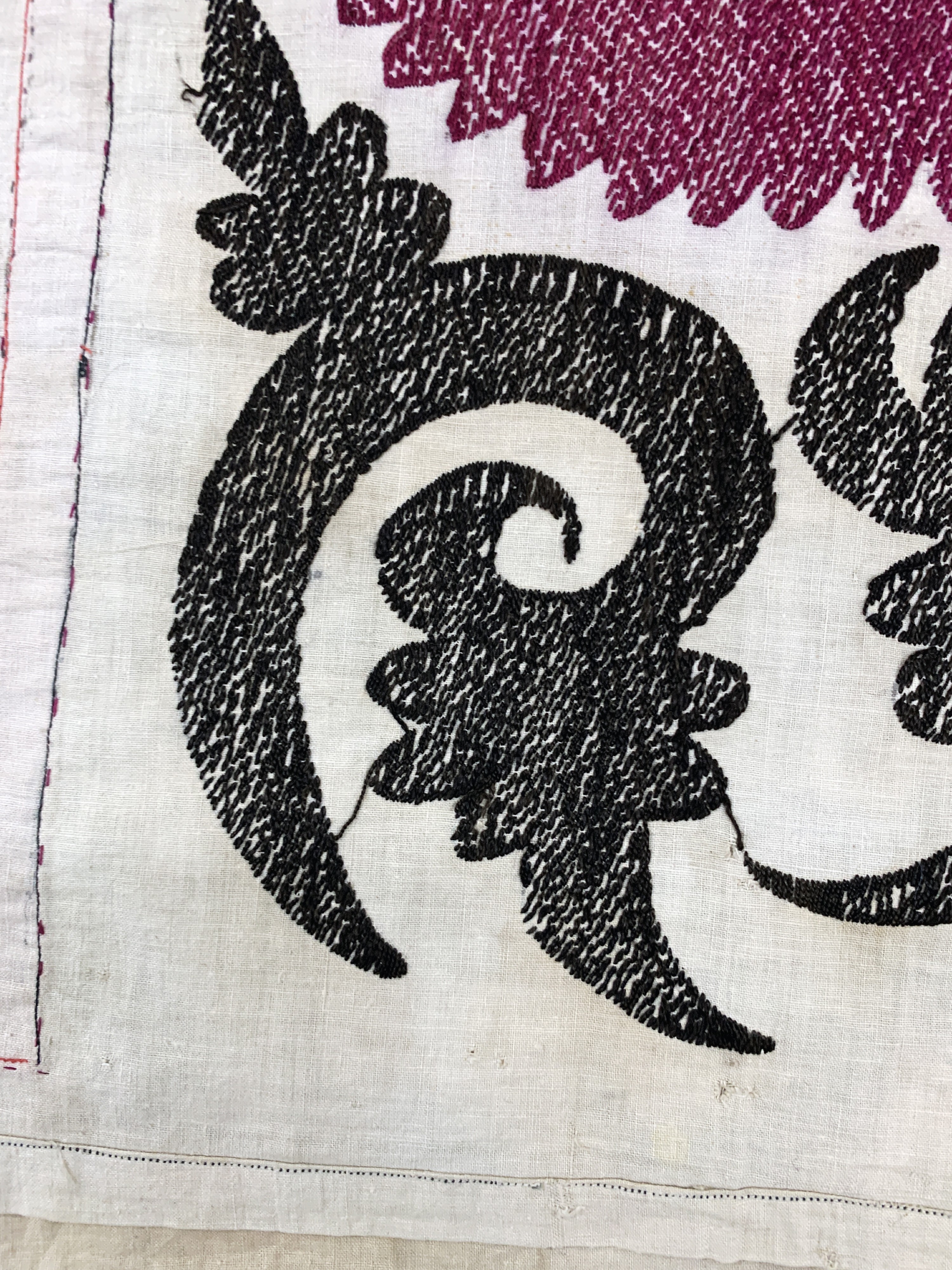 Detail g: Seiden Susani antik, Uzbekistan, um 1900, Seiden-Stickerei, ca. 225 x 148 cm, Reinigungsbedürftig, EHZ: 2