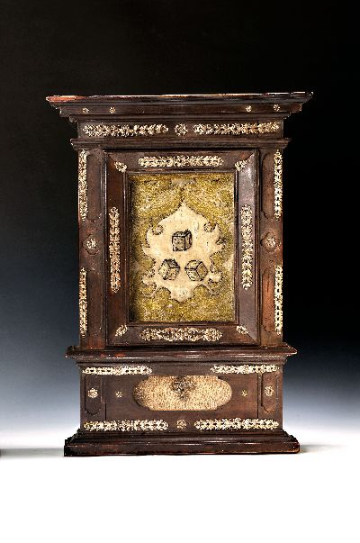Image Retabel als Hausaltar, wohl Bayern, frühes 19. Jh., Nadelholzrahmen schwarz gefasst, ...