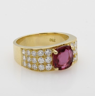 27087786a - Ring mit Siam-Rubin und Brillanten, GG 750/ 000, Siam-Rubin in Krappenfassung ca. 2.22 ...
