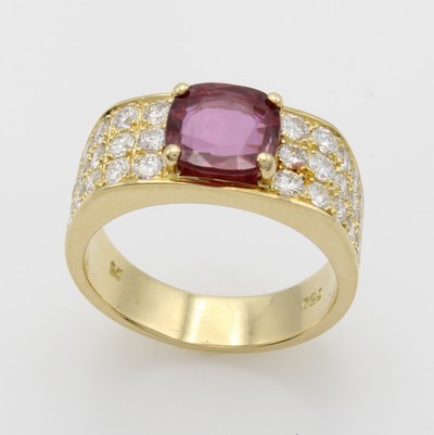 27087786b - Ring mit Siam-Rubin und Brillanten, GG 750/ 000, Siam-Rubin in Krappenfassung ca. 2.22 ...