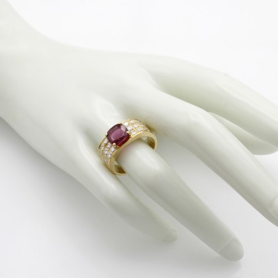 27087786c - Ring mit Siam-Rubin und Brillanten, GG 750/ 000, Siam-Rubin in Krappenfassung ca. 2.22 ...