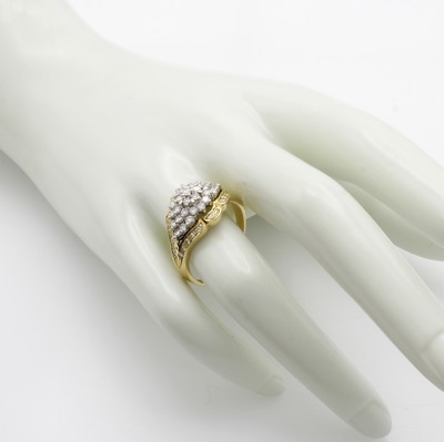 27087787b - Ring mit Brillanten, GG/WG 750/000, Brill. z.T. in WG Krappenfassungen zus. ca. 0.98 ct ...