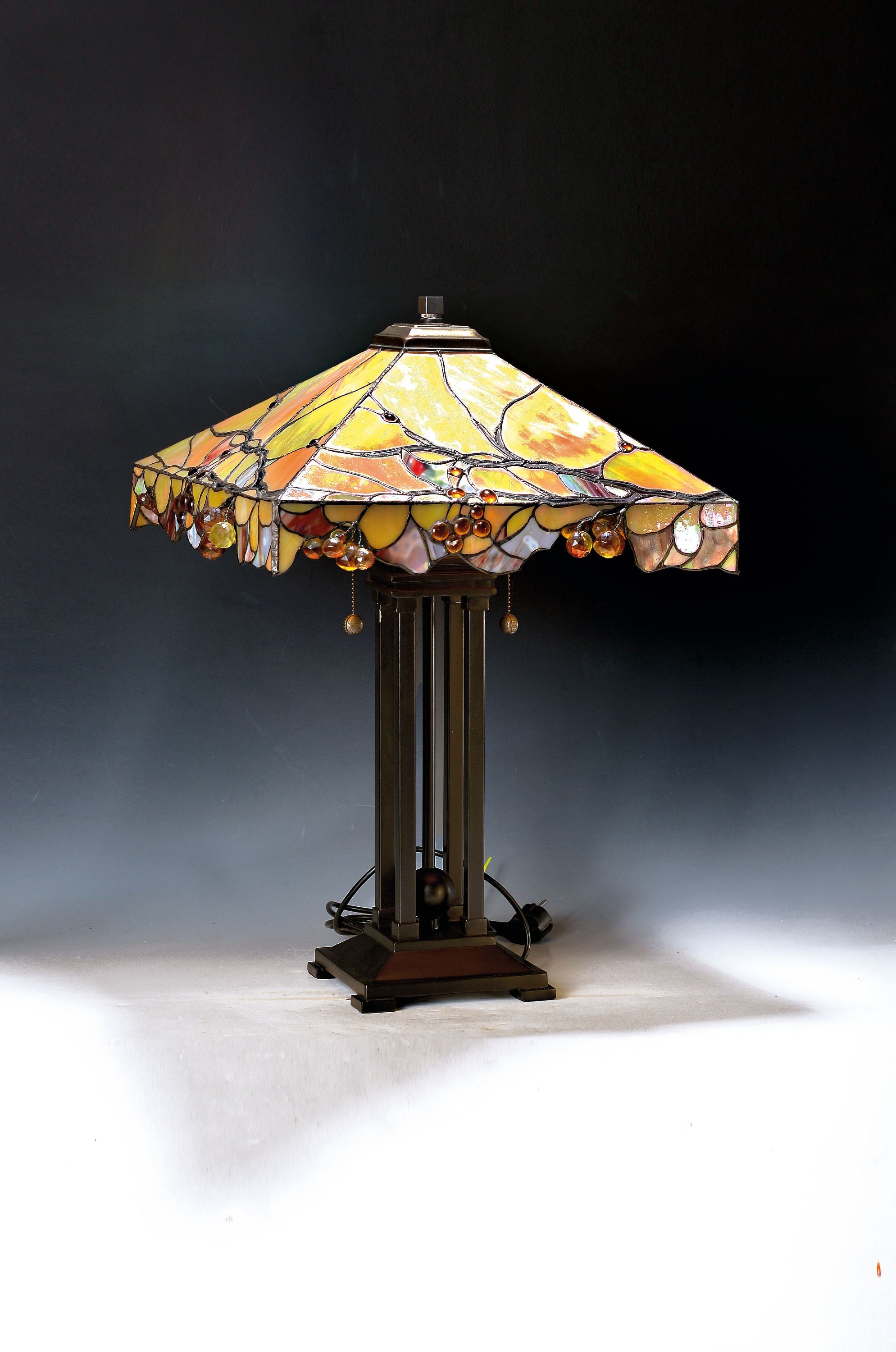 Image 27088031 - Tischlampe im Tiffany-Stil, 2. Hälfte 20.Jh. , schwarzer Metallfuss, 2 Brennstellen ...