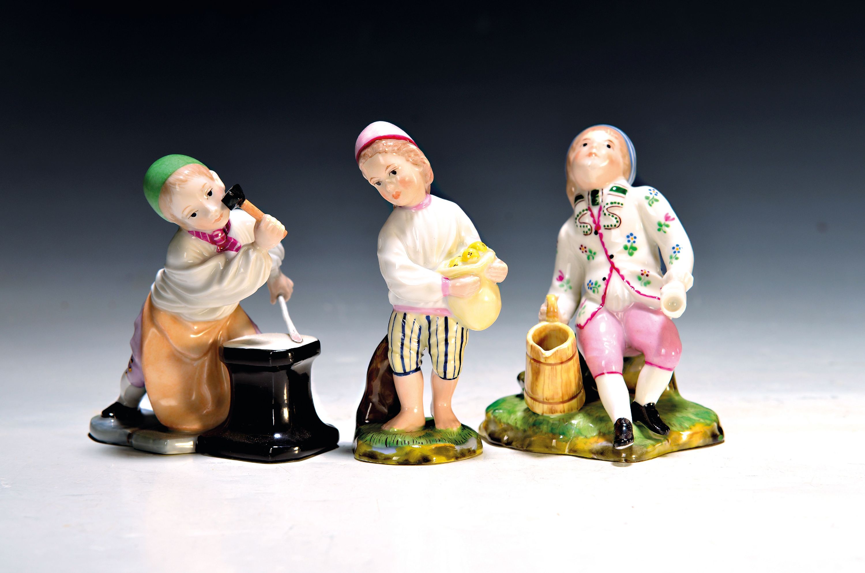 Image 27088081 - Drei Porzellanfiguren, Hoechst, 2.H.20.Jh./ 21.Jh., nach Entwürfen von Johann Peter ...