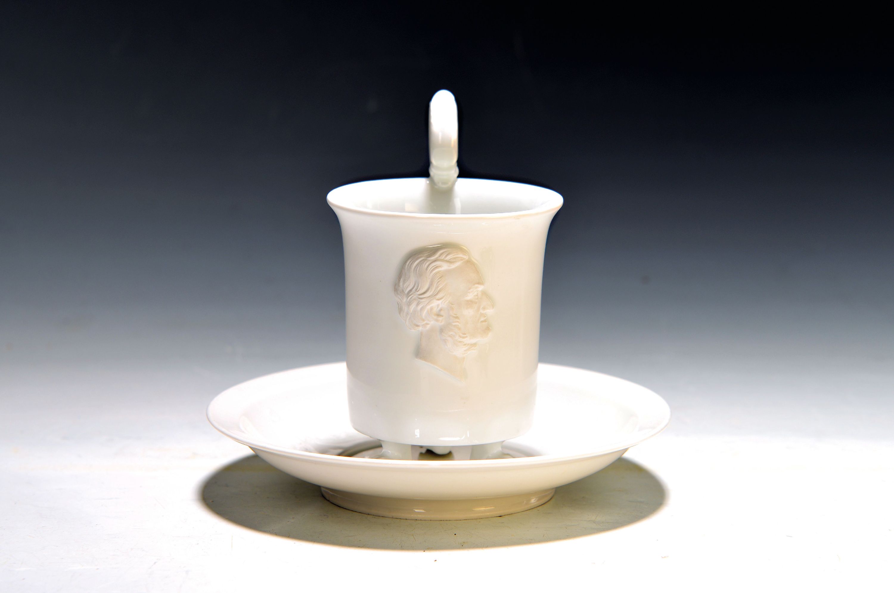 Image 27088082 - Porträttasse, Meissen, um 1924-33, weiß, Porträt Richard Wagner im Relief, 2. Wahl, ...