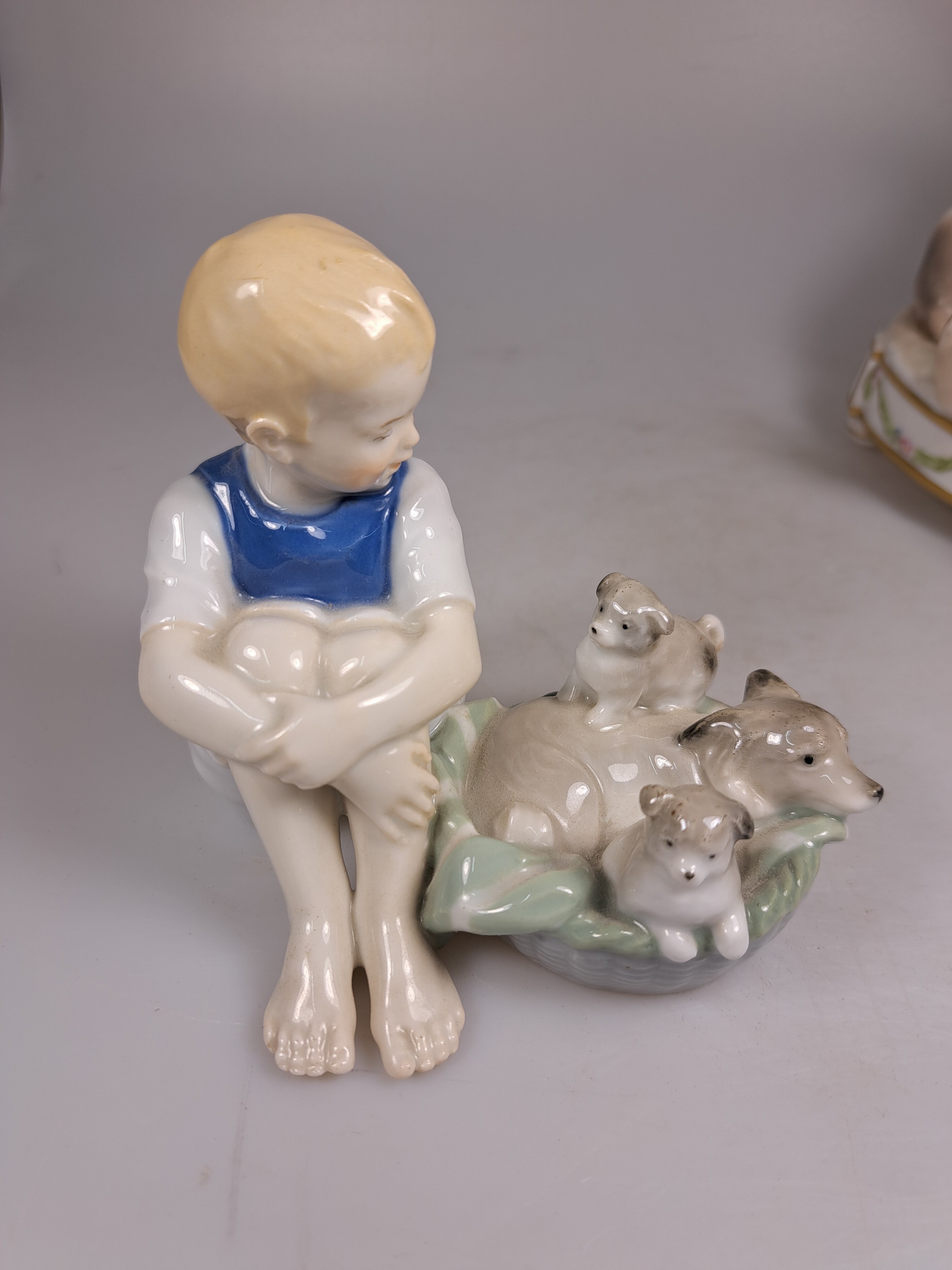 Detail a: 3 Kinderfiguren, Karl Ens, Volkstedt, vor 1927, Porzellan, farbig staffiert, Knabe mit Milchkrug und Hund auf Girlandensockel H. 17 cm; Knabe nebst ...