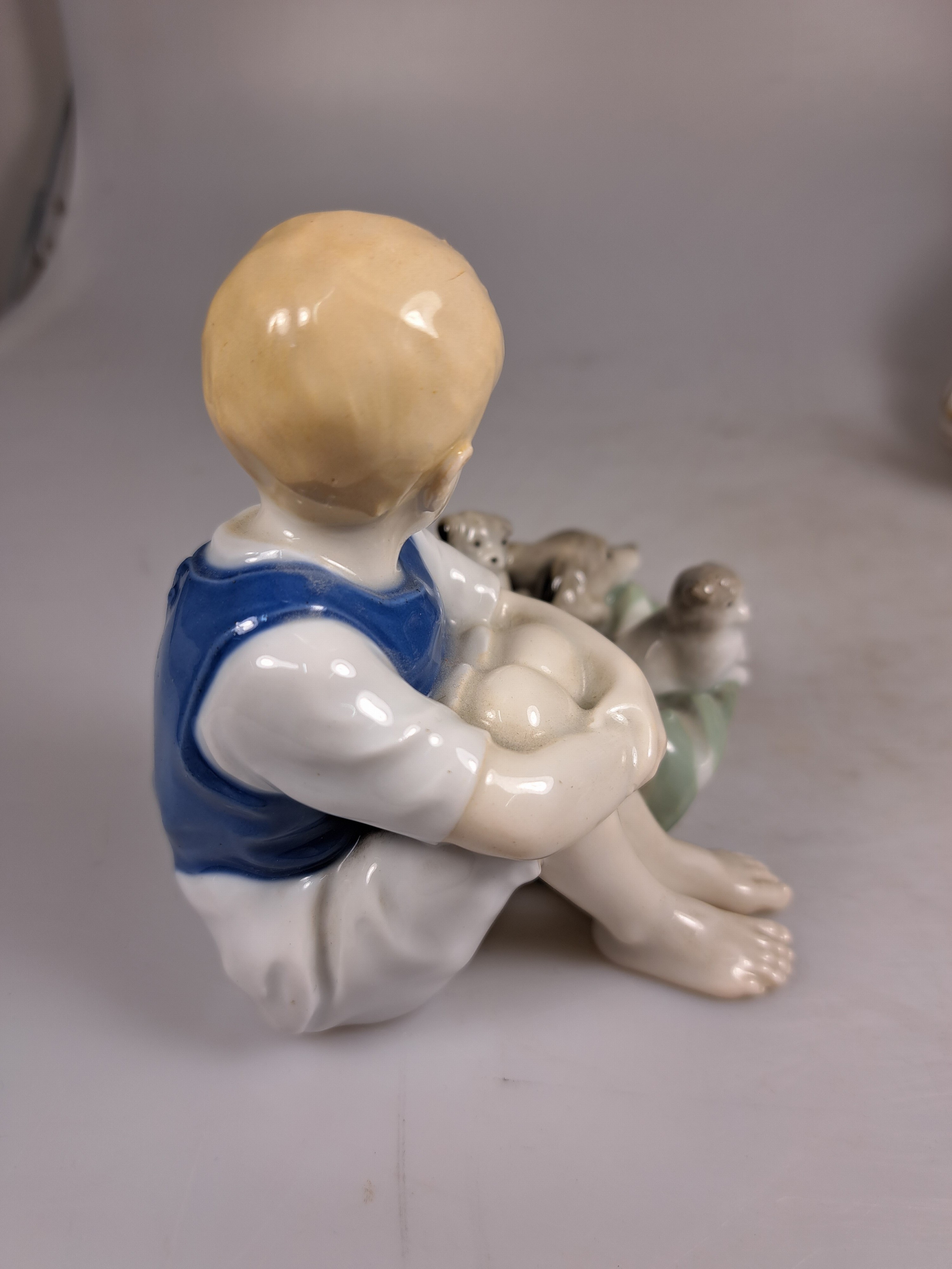 Detail b: 3 Kinderfiguren, Karl Ens, Volkstedt, vor 1927, Porzellan, farbig staffiert, Knabe mit Milchkrug und Hund auf Girlandensockel H. 17 cm; Knabe nebst ...