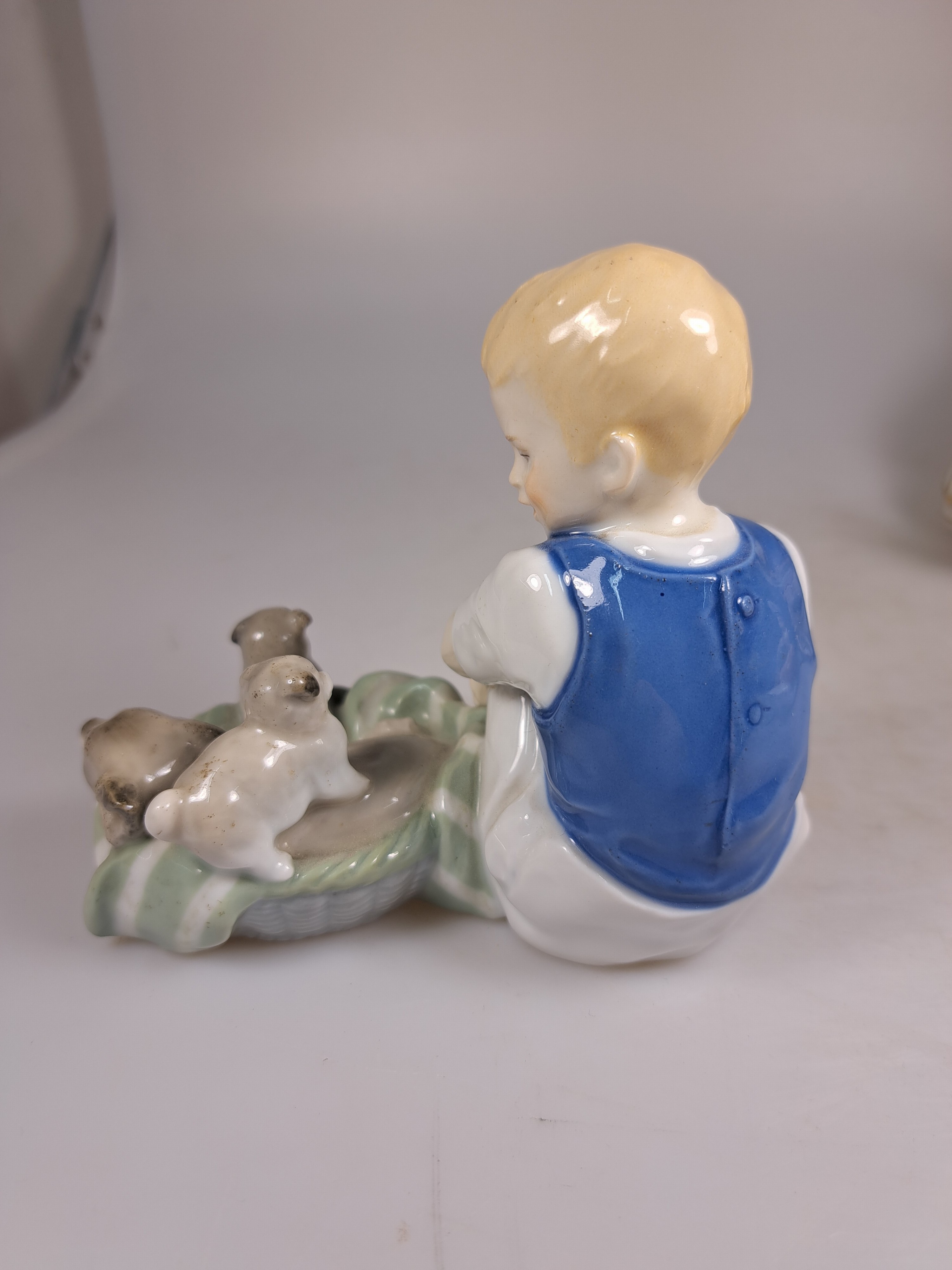 Detail c: 3 Kinderfiguren, Karl Ens, Volkstedt, vor 1927, Porzellan, farbig staffiert, Knabe mit Milchkrug und Hund auf Girlandensockel H. 17 cm; Knabe nebst ...