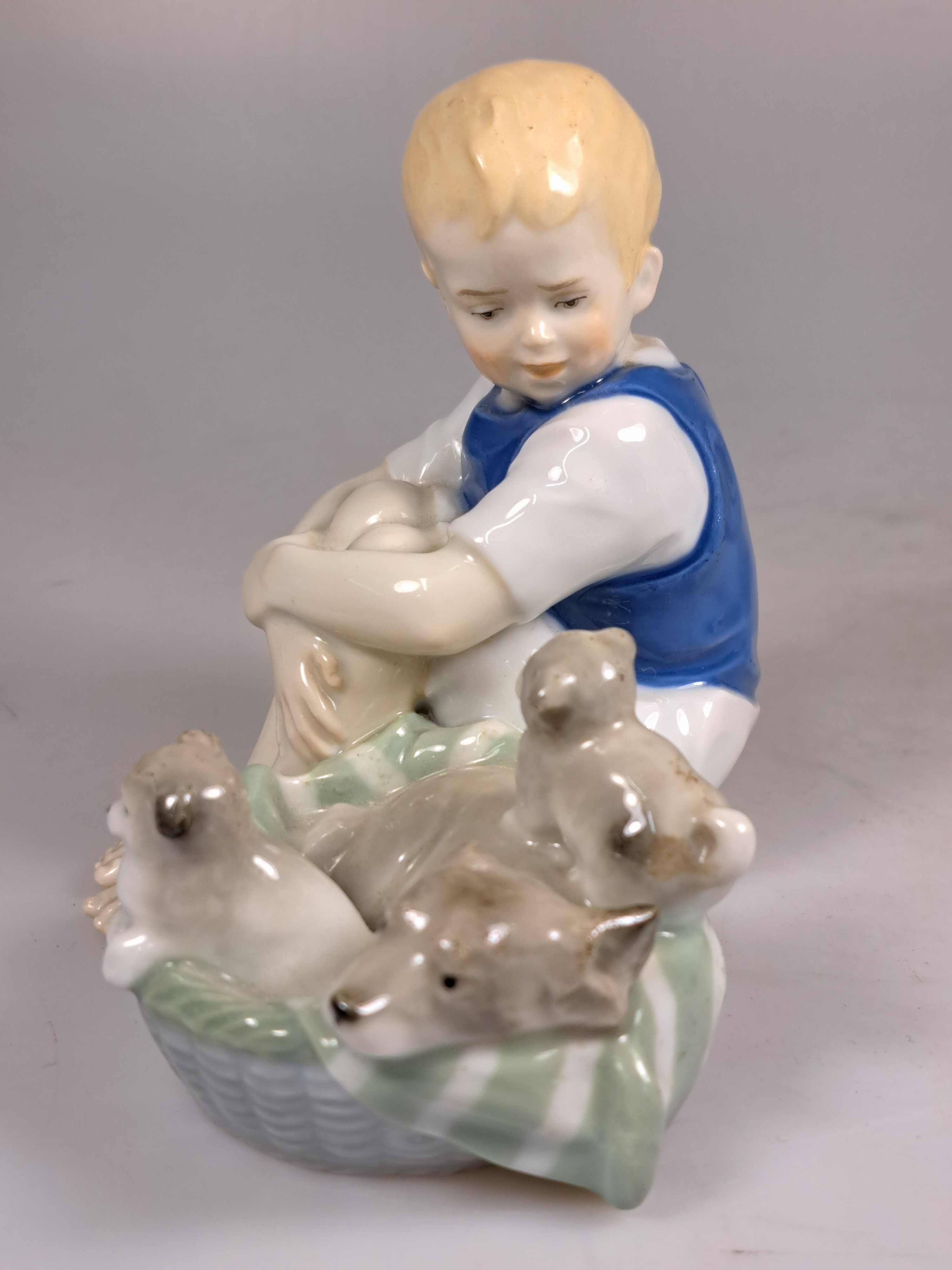 Detail d: 3 Kinderfiguren, Karl Ens, Volkstedt, vor 1927, Porzellan, farbig staffiert, Knabe mit Milchkrug und Hund auf Girlandensockel H. 17 cm; Knabe nebst ...