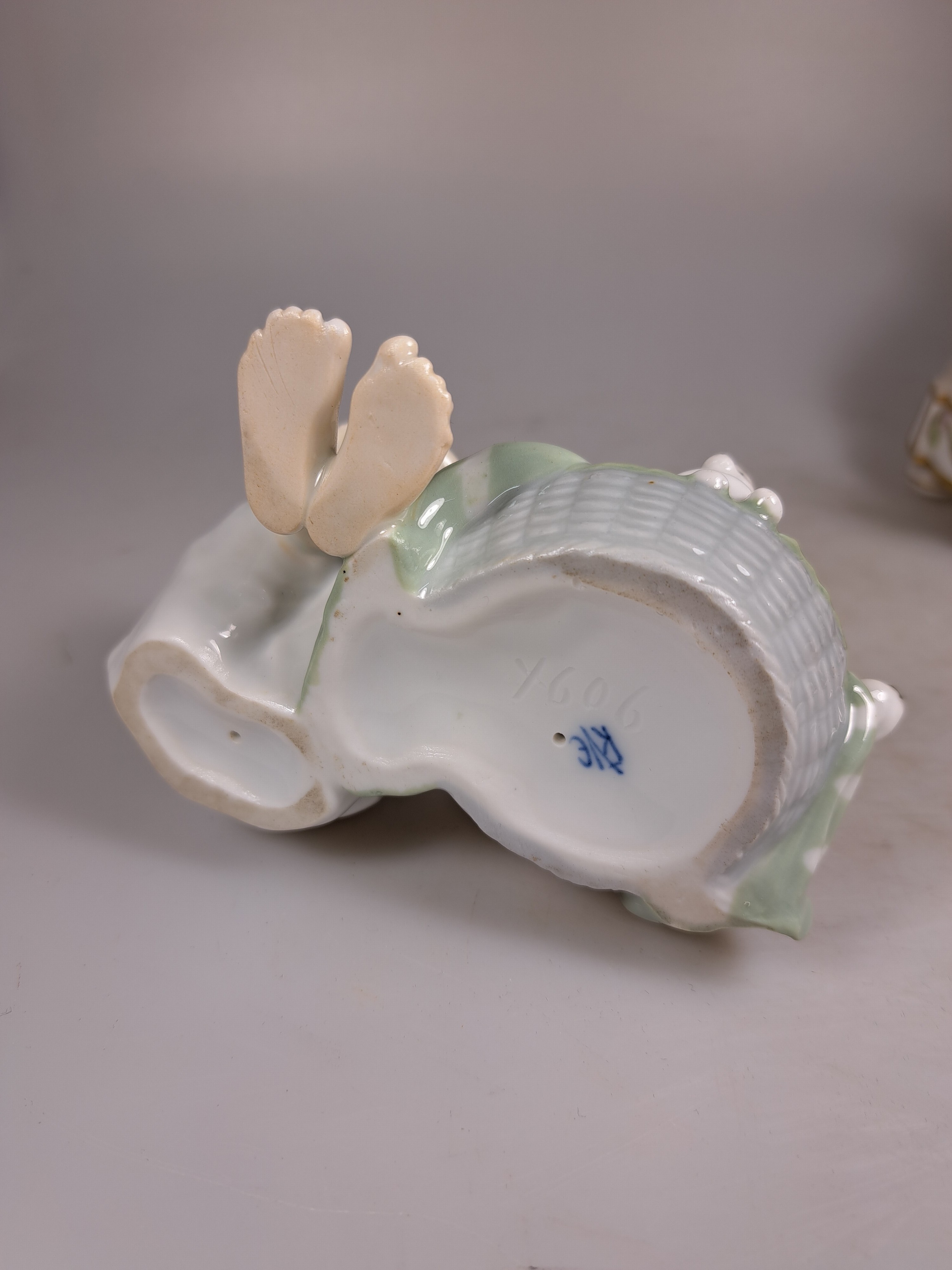 Detail e: 3 Kinderfiguren, Karl Ens, Volkstedt, vor 1927, Porzellan, farbig staffiert, Knabe mit Milchkrug und Hund auf Girlandensockel H. 17 cm; Knabe nebst ...