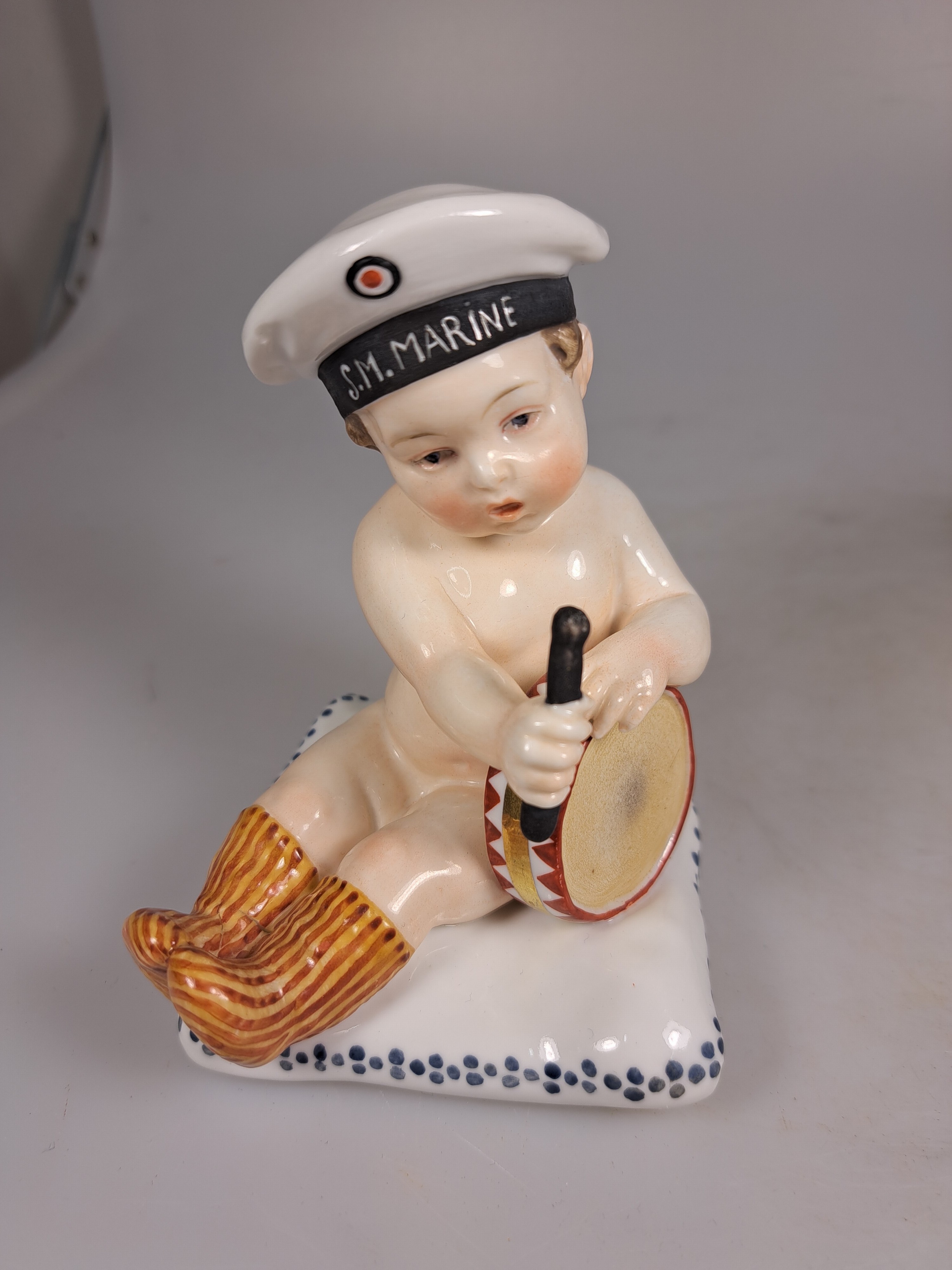 Detail f: 3 Kinderfiguren, Karl Ens, Volkstedt, vor 1927, Porzellan, farbig staffiert, Knabe mit Milchkrug und Hund auf Girlandensockel H. 17 cm; Knabe nebst ...