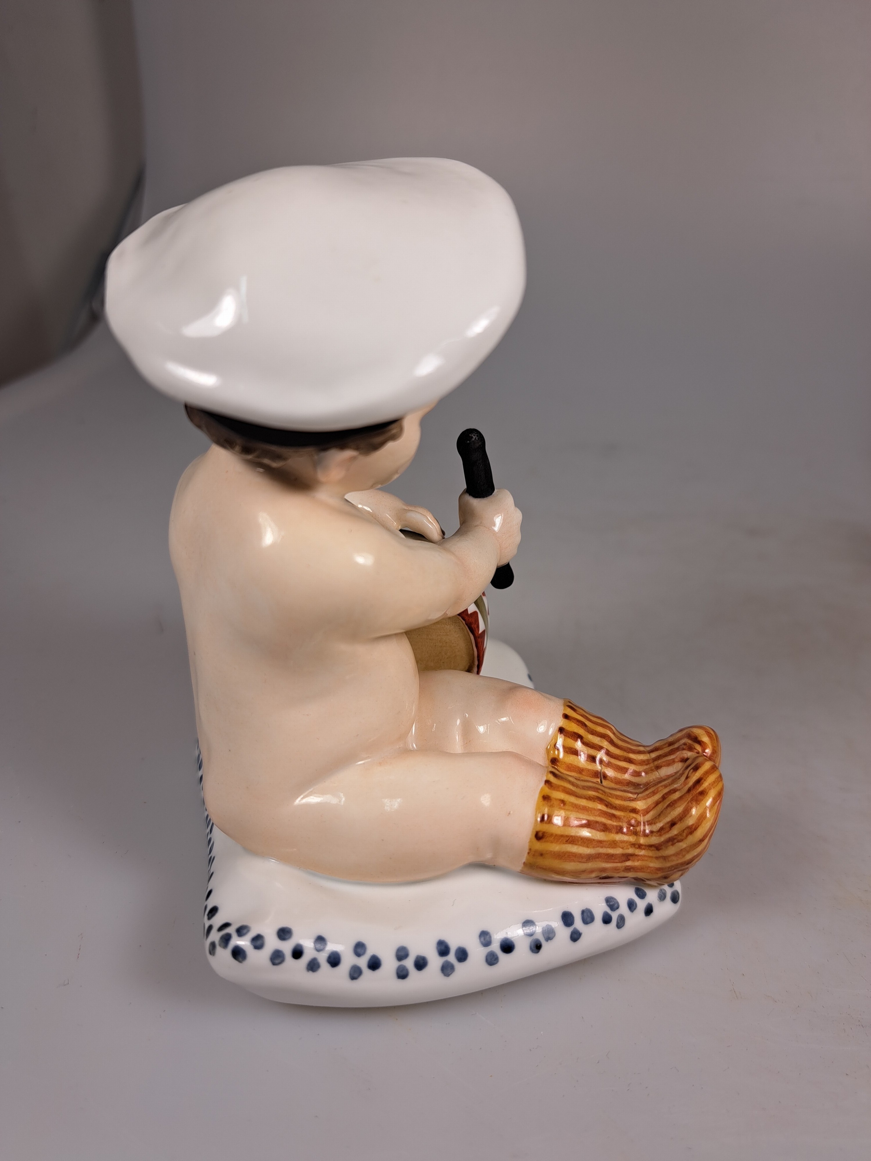 Detail g: 3 Kinderfiguren, Karl Ens, Volkstedt, vor 1927, Porzellan, farbig staffiert, Knabe mit Milchkrug und Hund auf Girlandensockel H. 17 cm; Knabe nebst ...