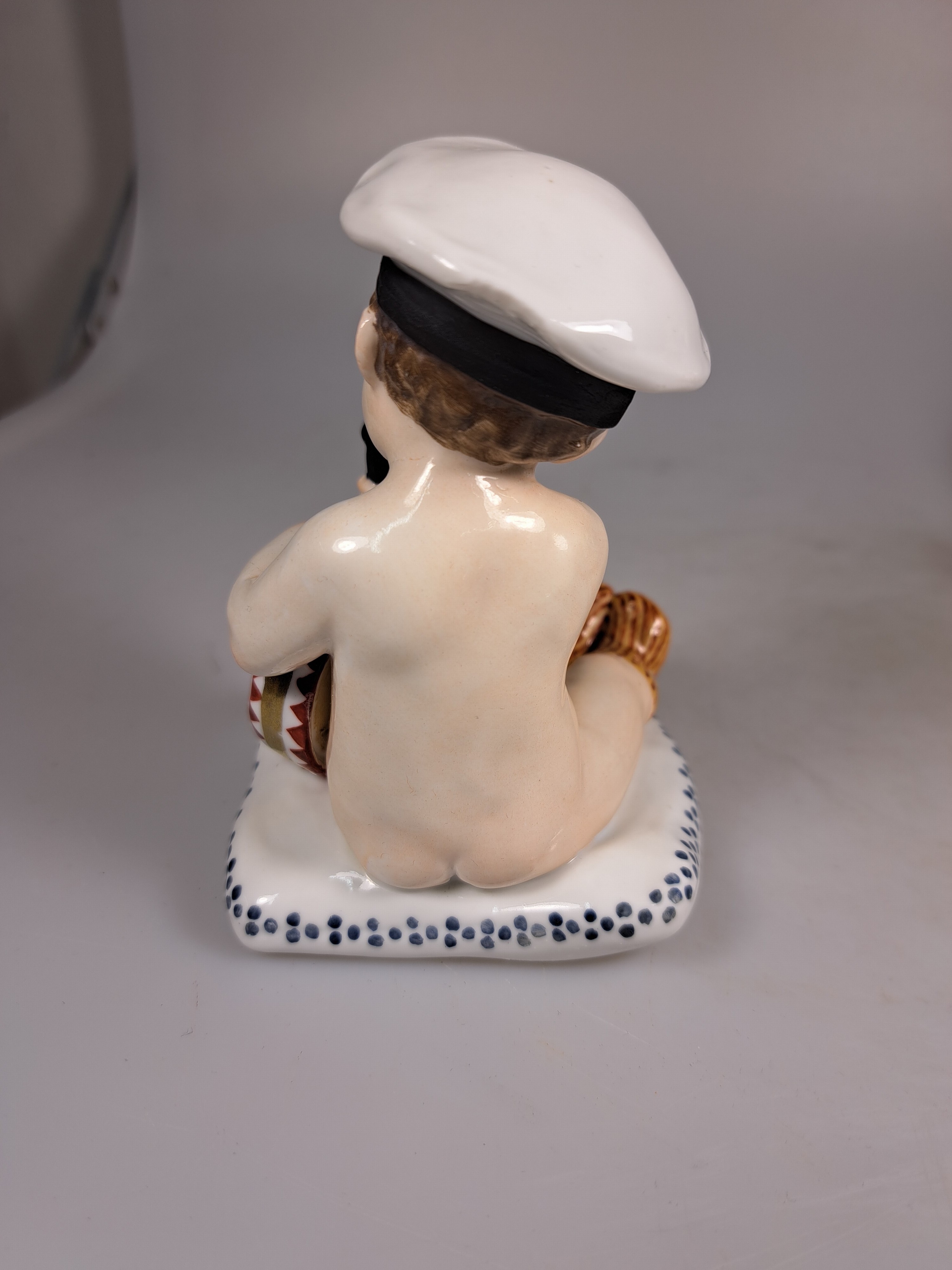 Detail h: 3 Kinderfiguren, Karl Ens, Volkstedt, vor 1927, Porzellan, farbig staffiert, Knabe mit Milchkrug und Hund auf Girlandensockel H. 17 cm; Knabe nebst ...