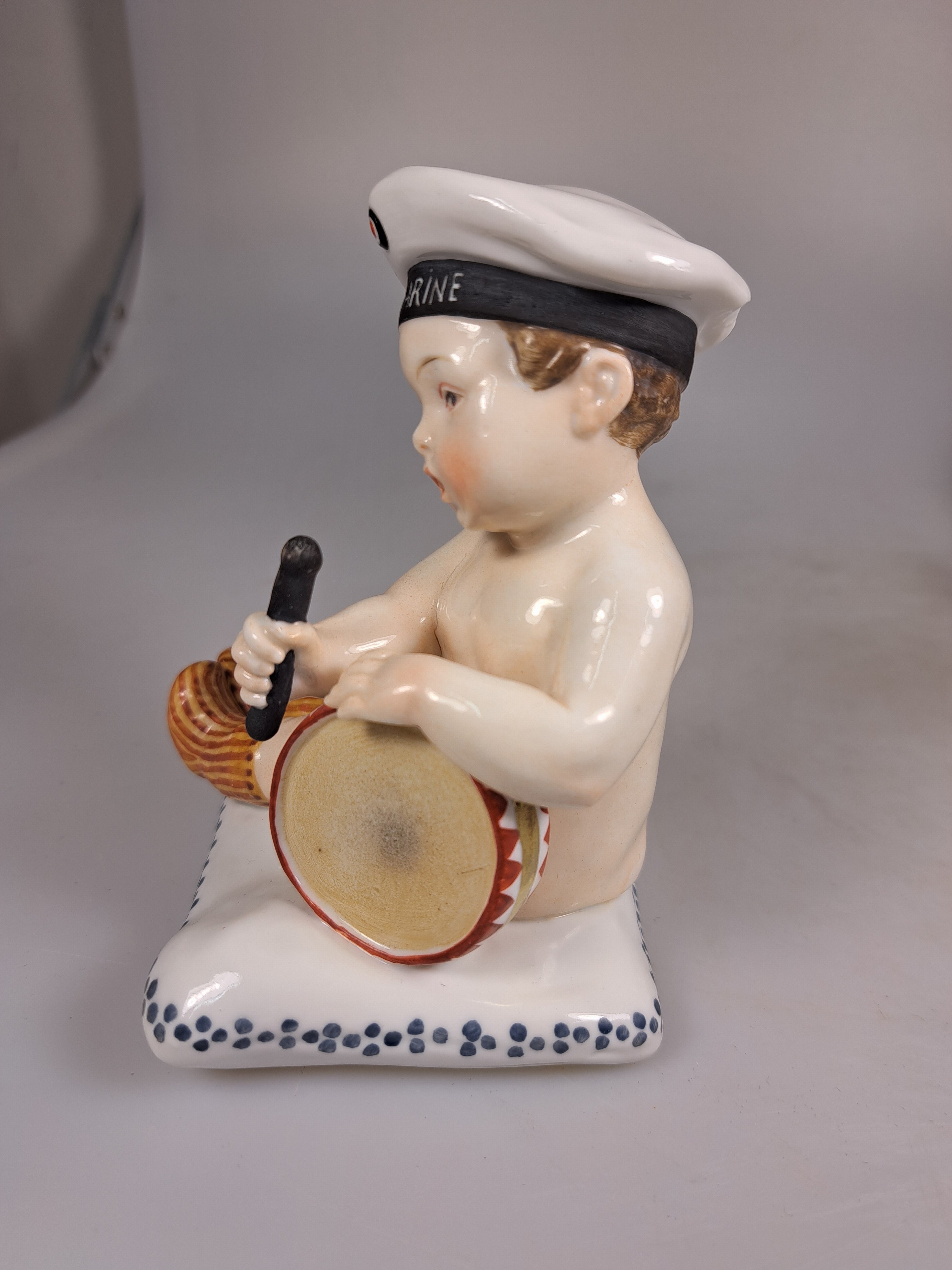 Detail i: 3 Kinderfiguren, Karl Ens, Volkstedt, vor 1927, Porzellan, farbig staffiert, Knabe mit Milchkrug und Hund auf Girlandensockel H. 17 cm; Knabe nebst ...