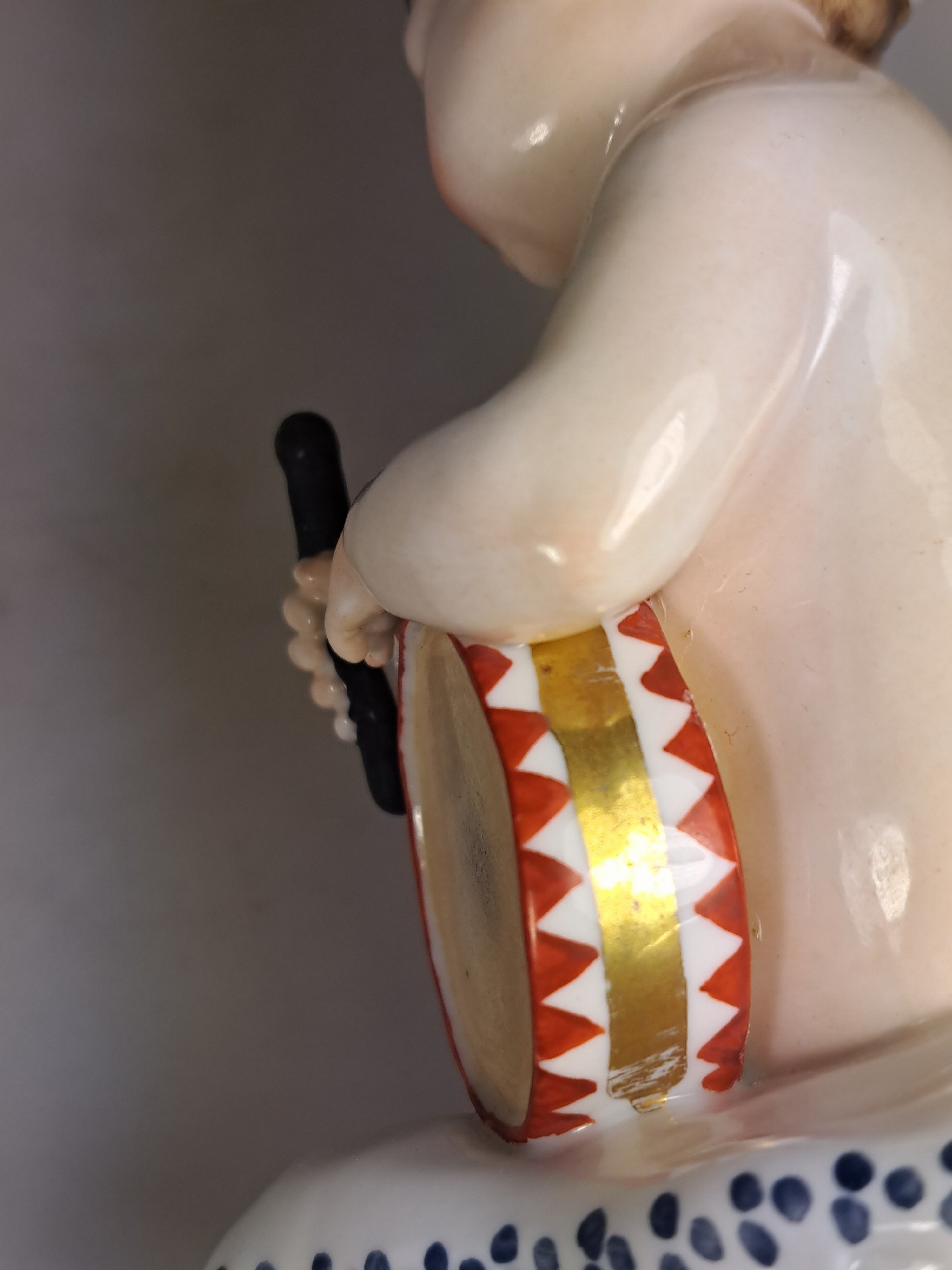 Detail k: 3 Kinderfiguren, Karl Ens, Volkstedt, vor 1927, Porzellan, farbig staffiert, Knabe mit Milchkrug und Hund auf Girlandensockel H. 17 cm; Knabe nebst ...
