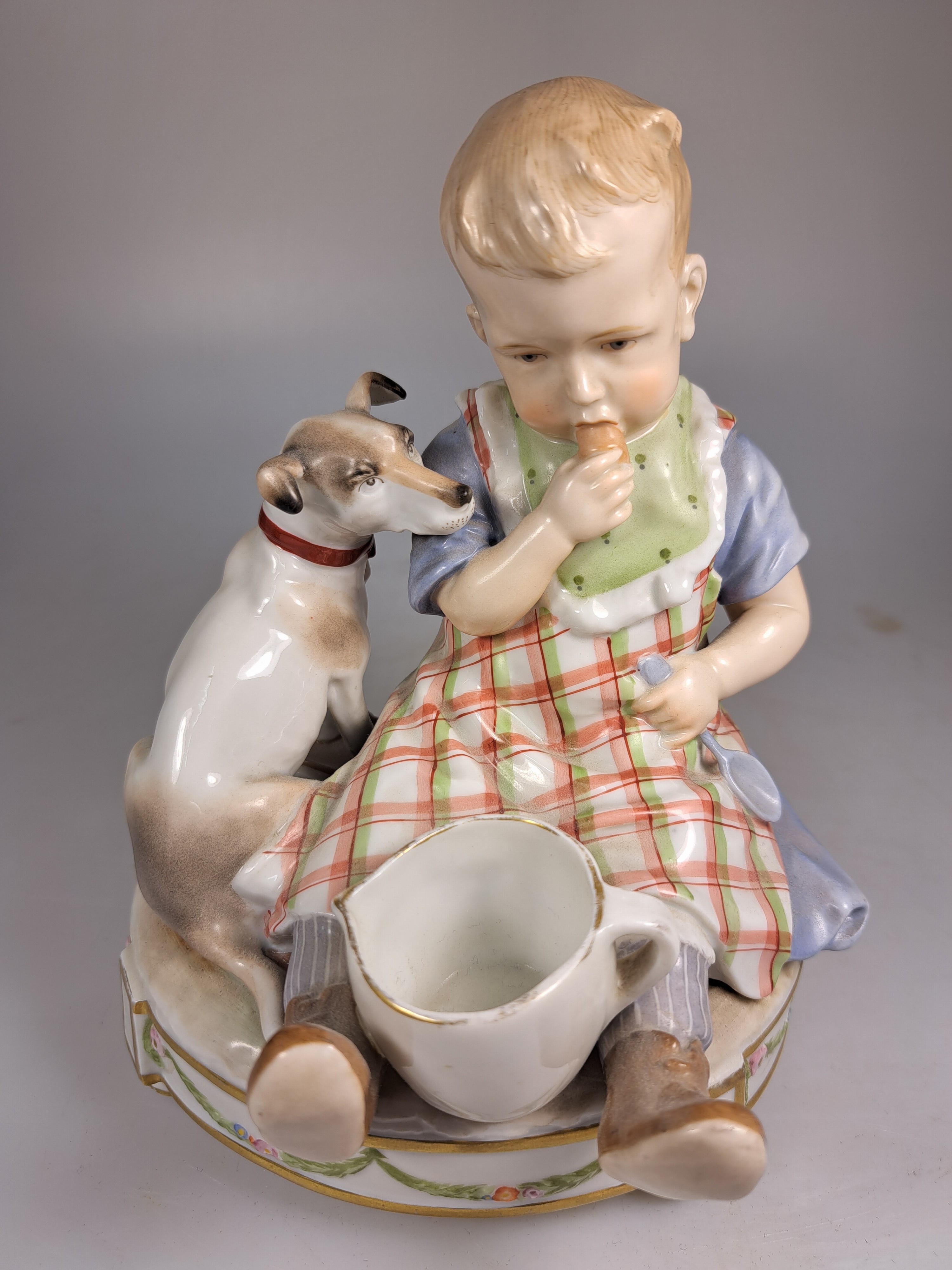 Detail l: 3 Kinderfiguren, Karl Ens, Volkstedt, vor 1927, Porzellan, farbig staffiert, Knabe mit Milchkrug und Hund auf Girlandensockel H. 17 cm; Knabe nebst ...