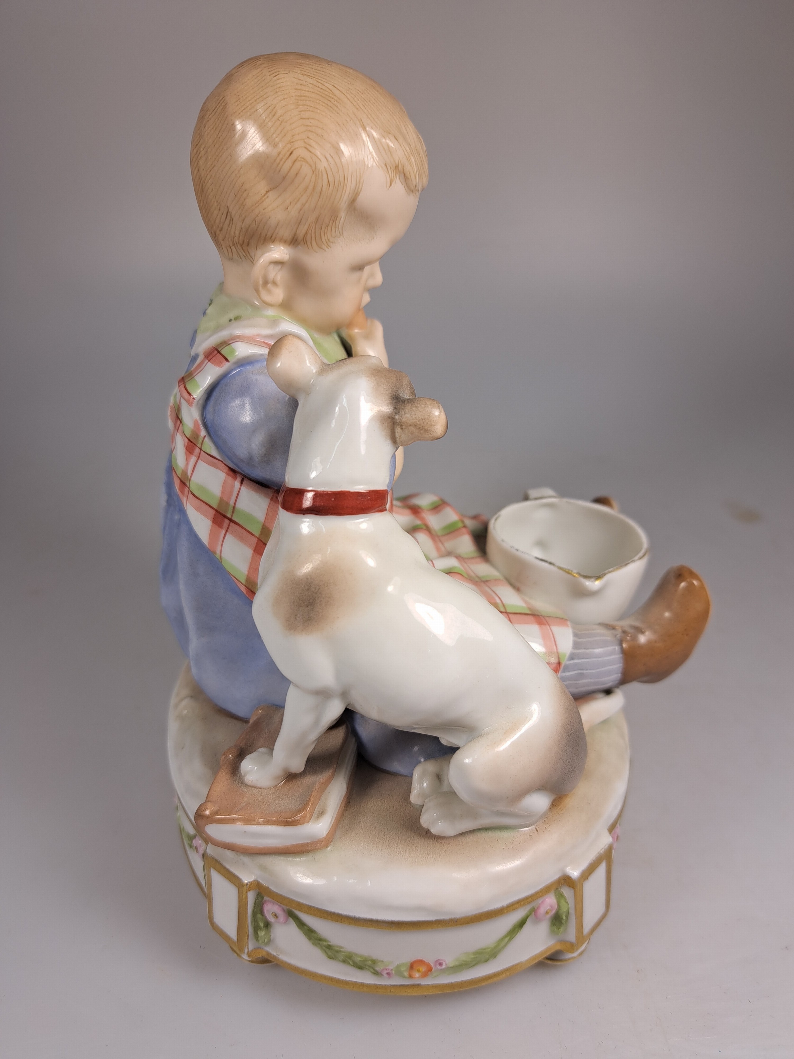Detail m: 3 Kinderfiguren, Karl Ens, Volkstedt, vor 1927, Porzellan, farbig staffiert, Knabe mit Milchkrug und Hund auf Girlandensockel H. 17 cm; Knabe nebst ...