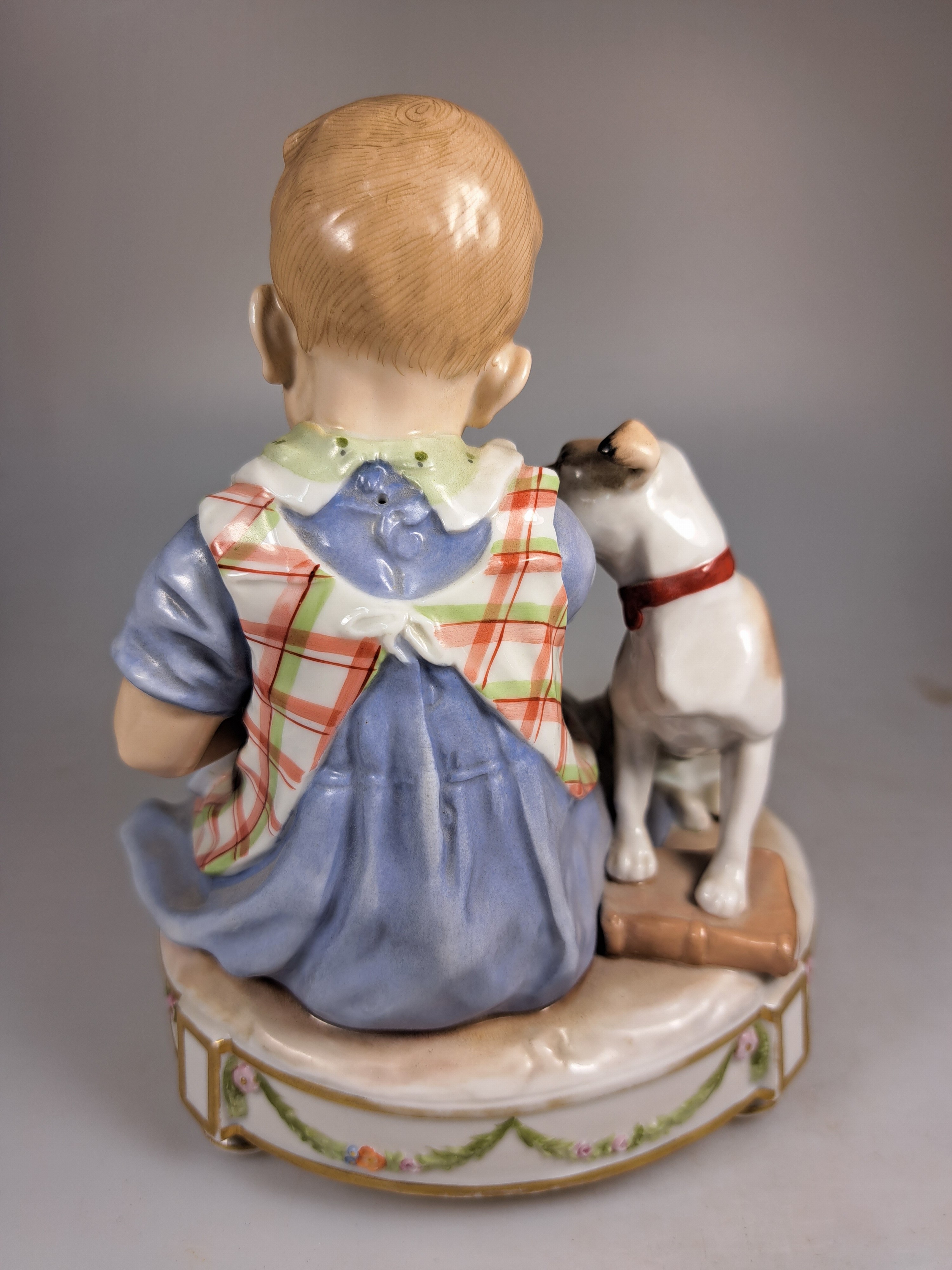Detail n: 3 Kinderfiguren, Karl Ens, Volkstedt, vor 1927, Porzellan, farbig staffiert, Knabe mit Milchkrug und Hund auf Girlandensockel H. 17 cm; Knabe nebst ...