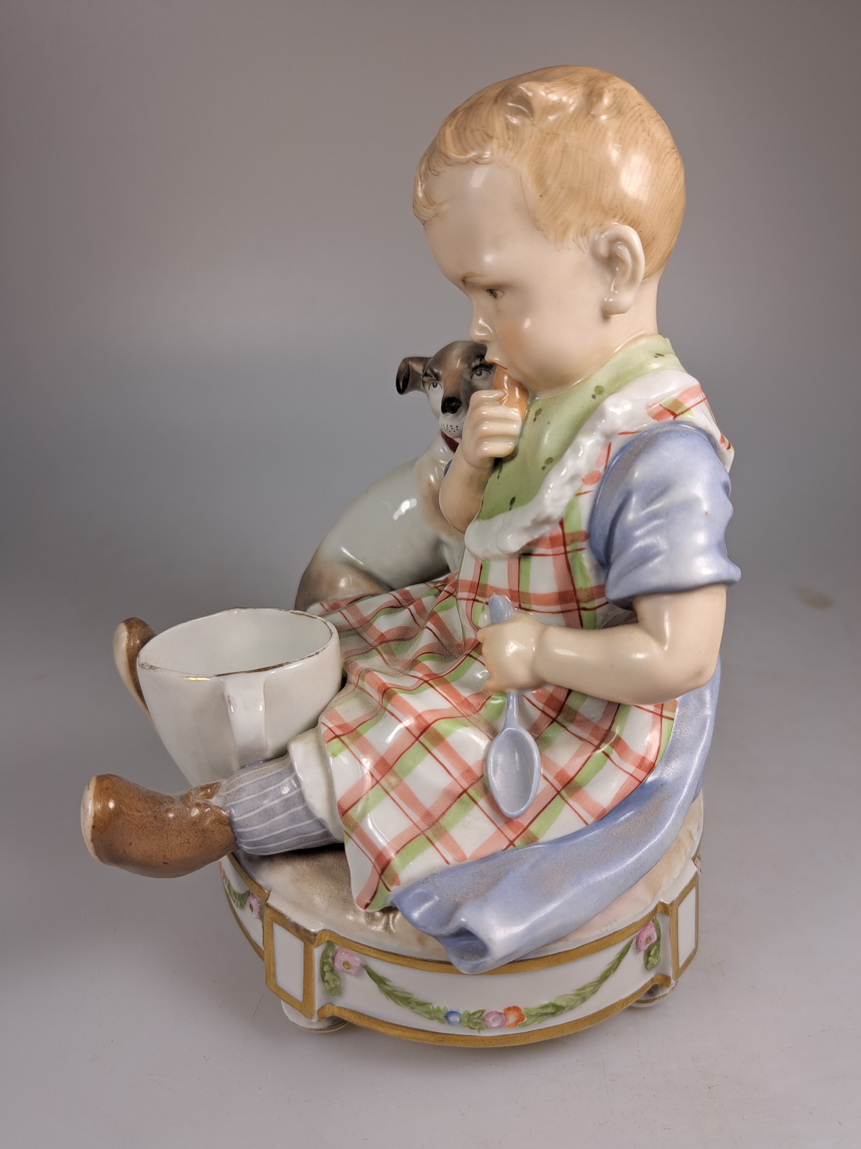 Detail o: 3 Kinderfiguren, Karl Ens, Volkstedt, vor 1927, Porzellan, farbig staffiert, Knabe mit Milchkrug und Hund auf Girlandensockel H. 17 cm; Knabe nebst ...