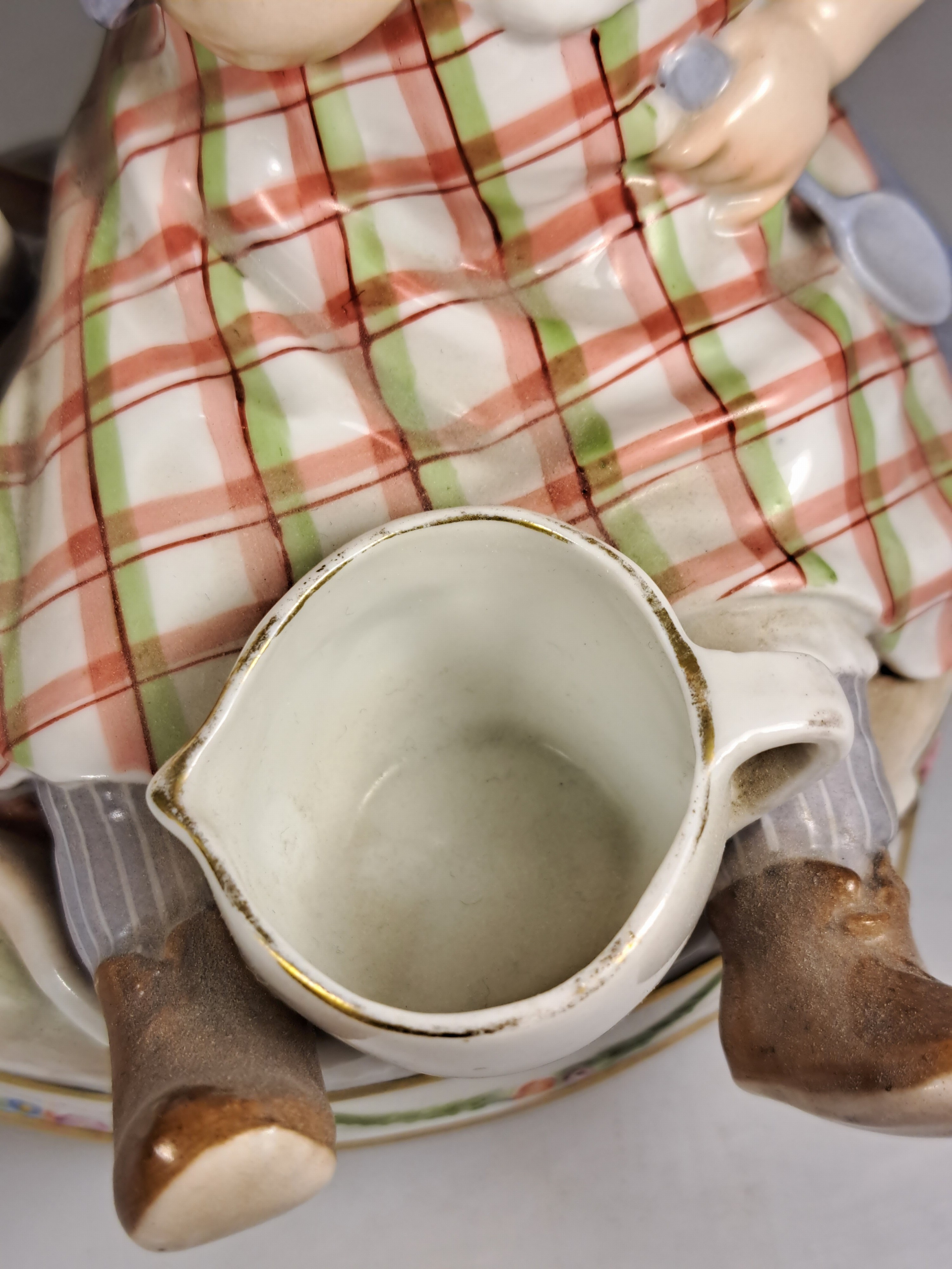 Detail p: 3 Kinderfiguren, Karl Ens, Volkstedt, vor 1927, Porzellan, farbig staffiert, Knabe mit Milchkrug und Hund auf Girlandensockel H. 17 cm; Knabe nebst ...