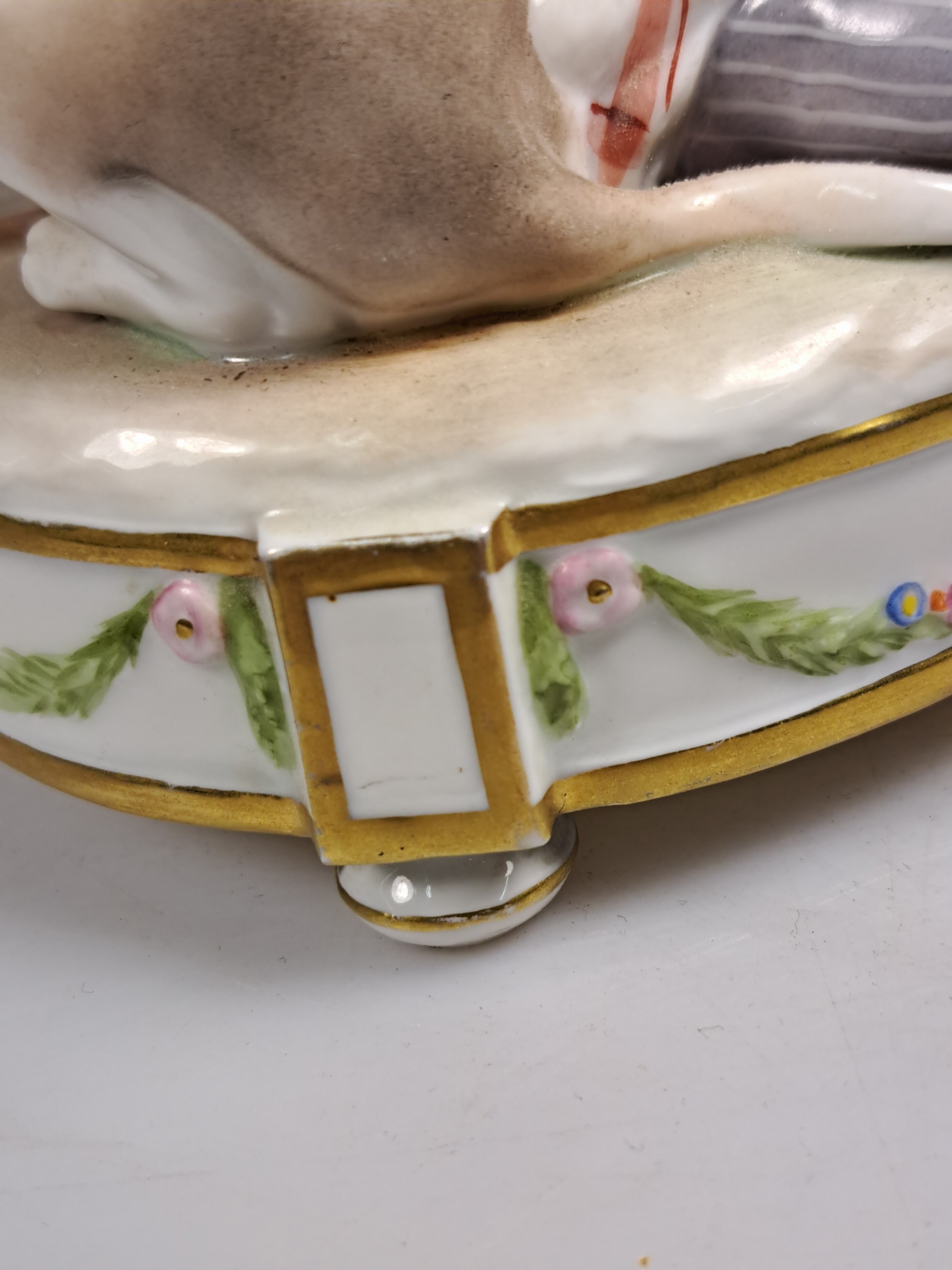 Detail q: 3 Kinderfiguren, Karl Ens, Volkstedt, vor 1927, Porzellan, farbig staffiert, Knabe mit Milchkrug und Hund auf Girlandensockel H. 17 cm; Knabe nebst ...