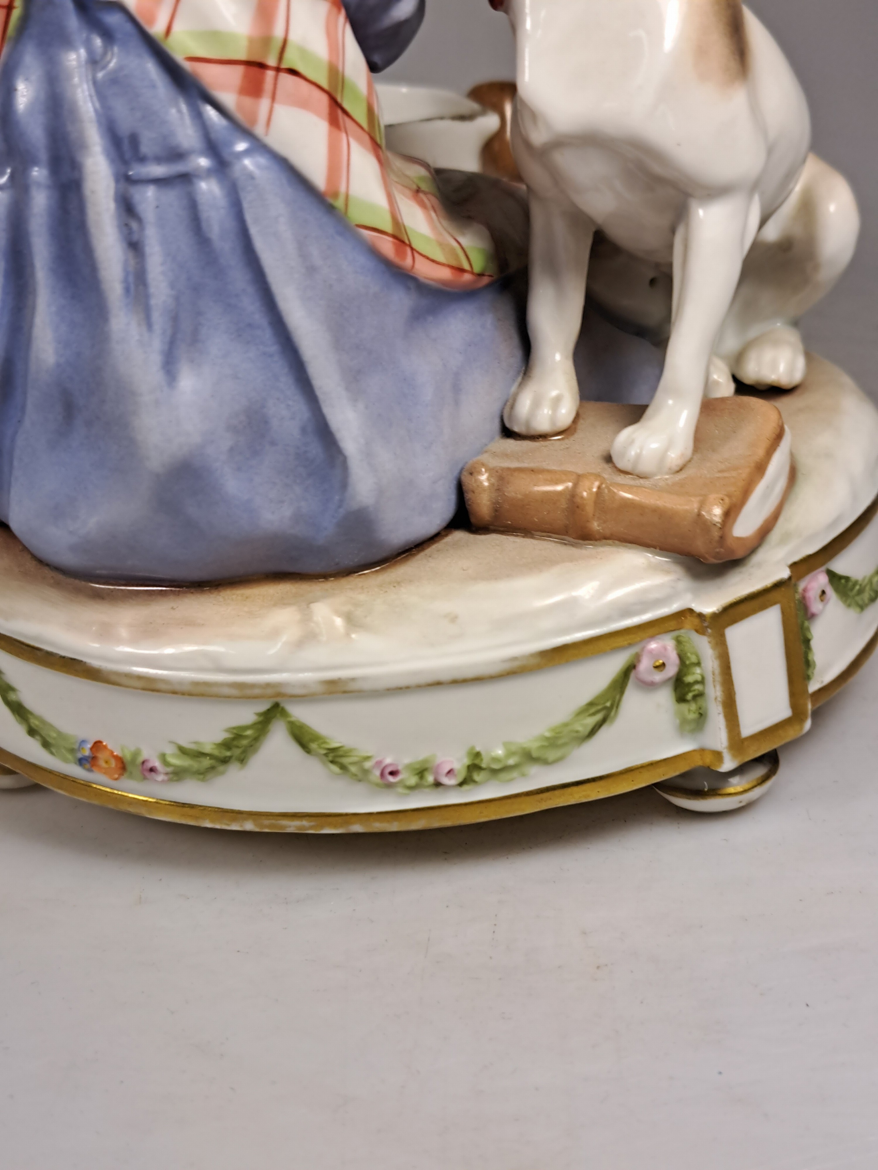 Detail r: 3 Kinderfiguren, Karl Ens, Volkstedt, vor 1927, Porzellan, farbig staffiert, Knabe mit Milchkrug und Hund auf Girlandensockel H. 17 cm; Knabe nebst ...