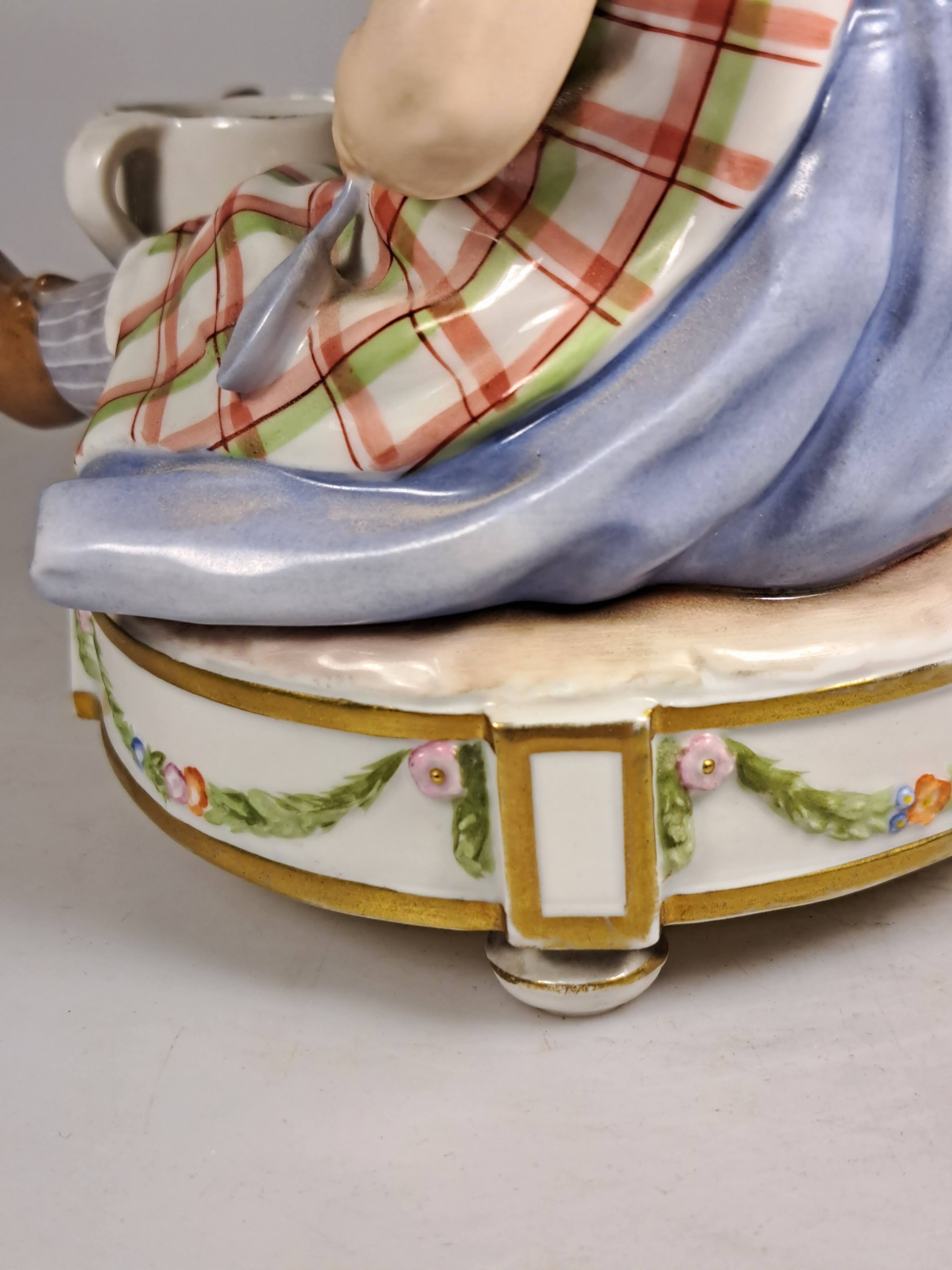 Detail s: 3 Kinderfiguren, Karl Ens, Volkstedt, vor 1927, Porzellan, farbig staffiert, Knabe mit Milchkrug und Hund auf Girlandensockel H. 17 cm; Knabe nebst ...