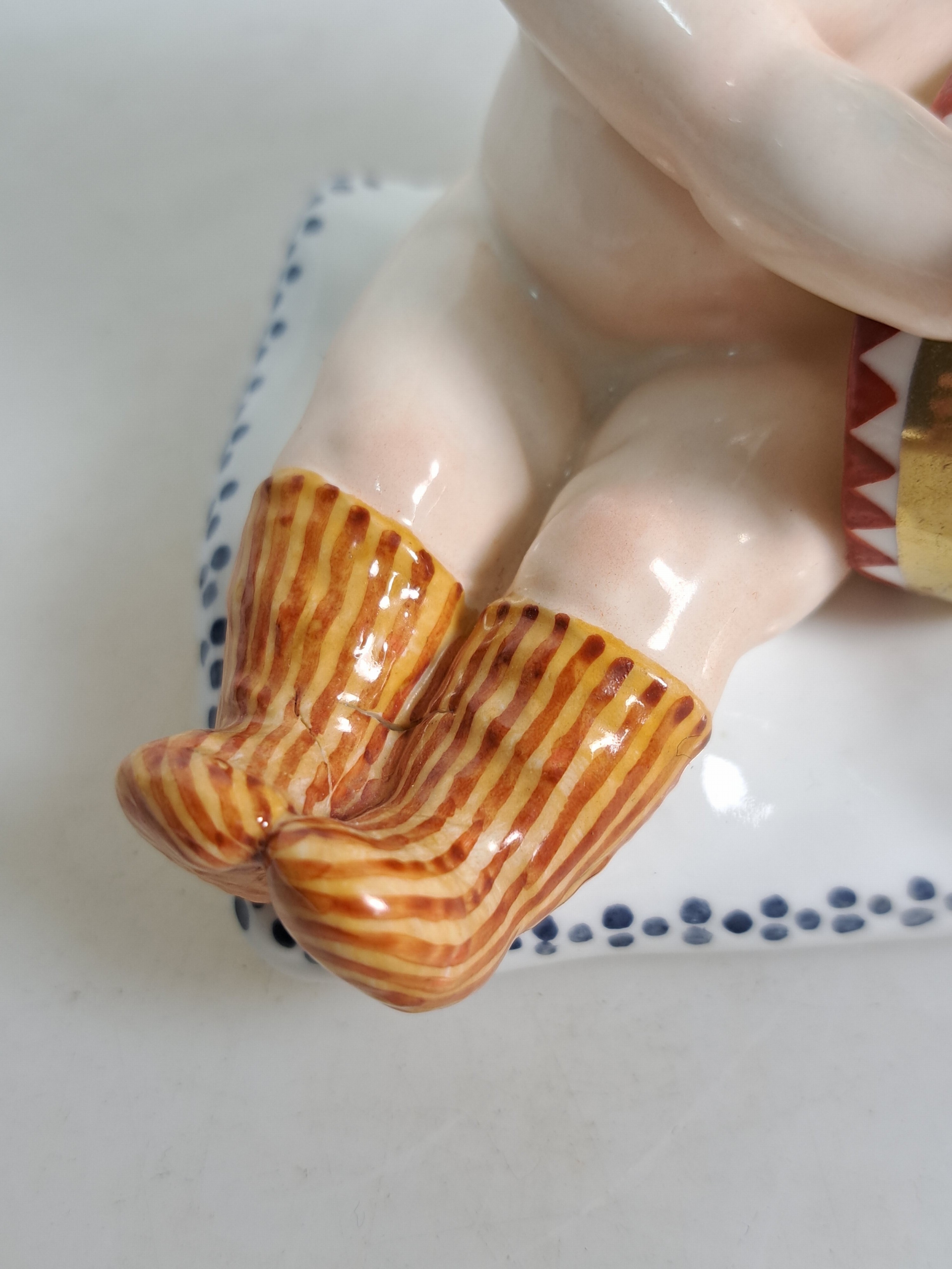 Detail u: 3 Kinderfiguren, Karl Ens, Volkstedt, vor 1927, Porzellan, farbig staffiert, Knabe mit Milchkrug und Hund auf Girlandensockel H. 17 cm; Knabe nebst ...