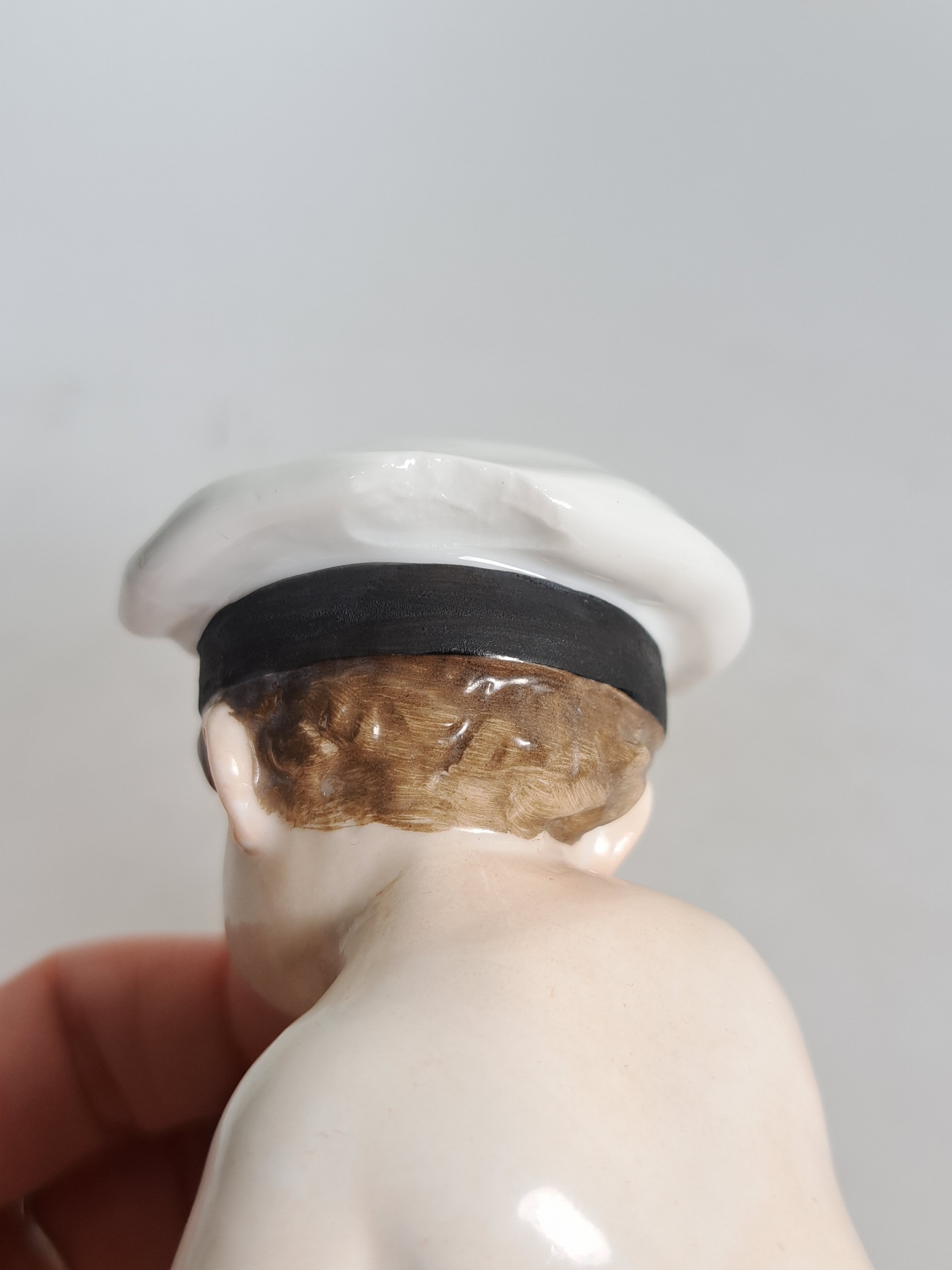 Detail v: 3 Kinderfiguren, Karl Ens, Volkstedt, vor 1927, Porzellan, farbig staffiert, Knabe mit Milchkrug und Hund auf Girlandensockel H. 17 cm; Knabe nebst ...