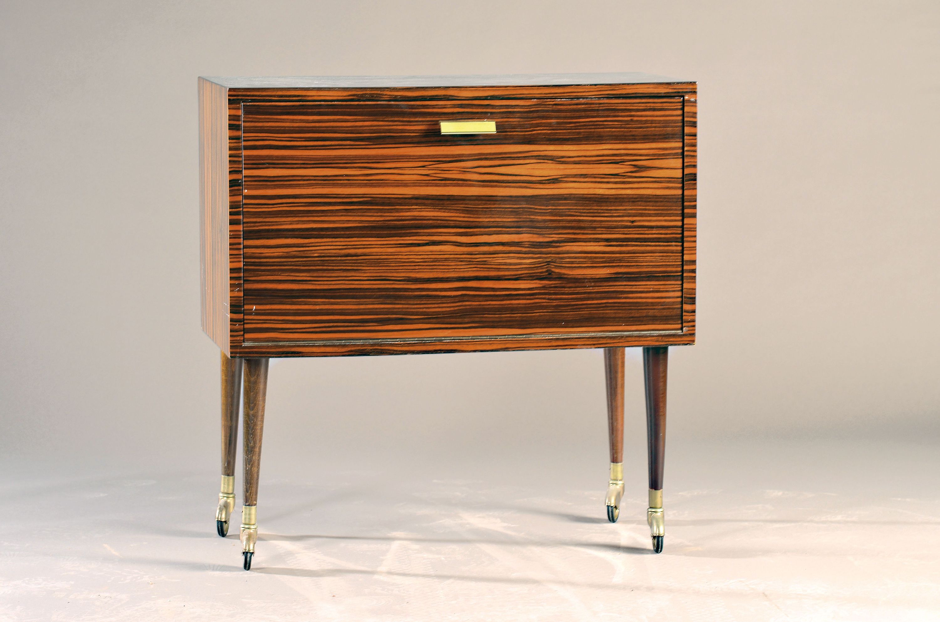 Image 27088269 - Barschrank, deutsch, 1960er-Jahre, Makassar -Furnier, Front mit einer Klappe, sparsame ...