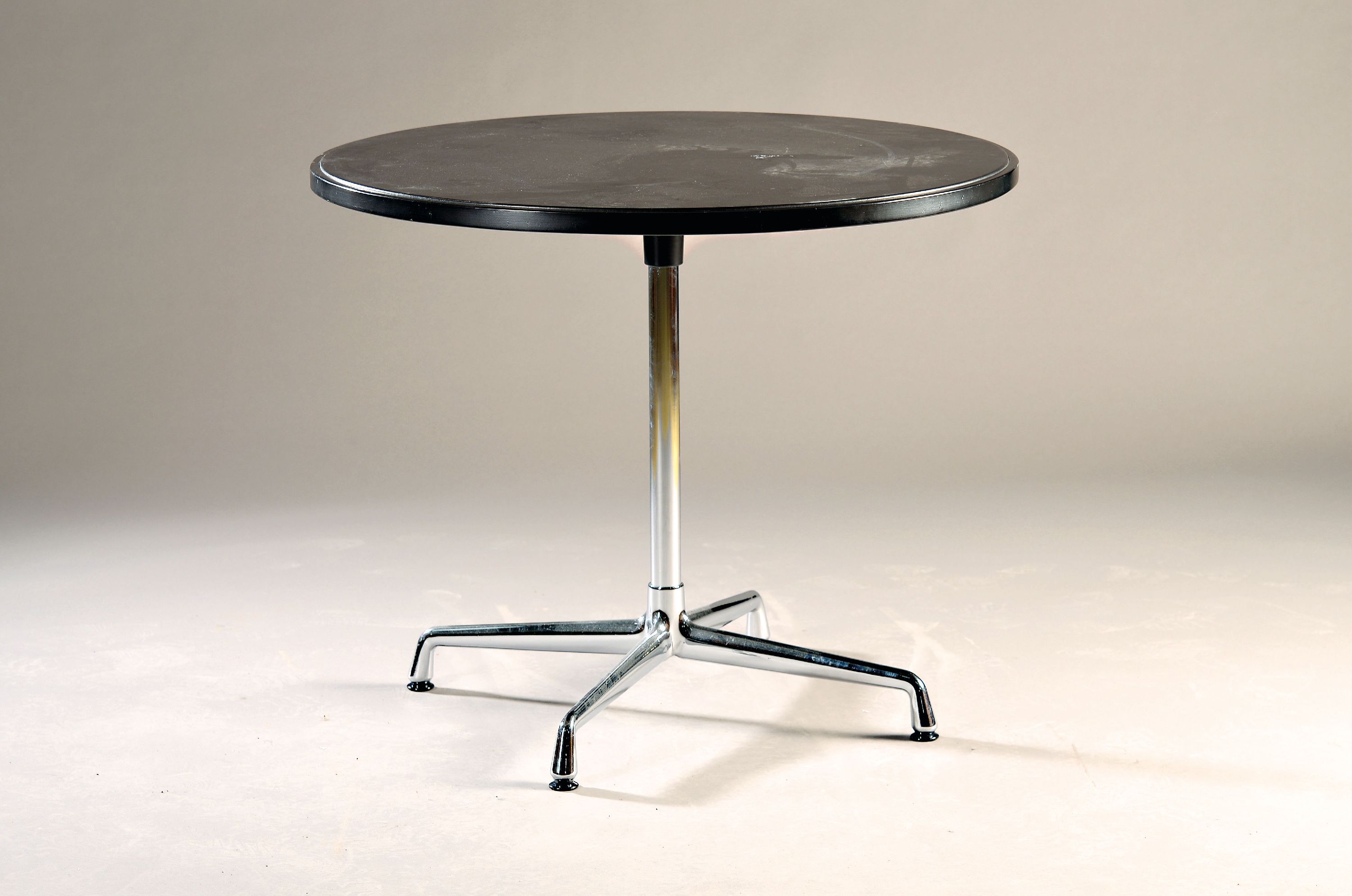 Image 27088301 - Round table, designed by Charles Eames, Ed. Vitra, surface with black, chrome-plated ...