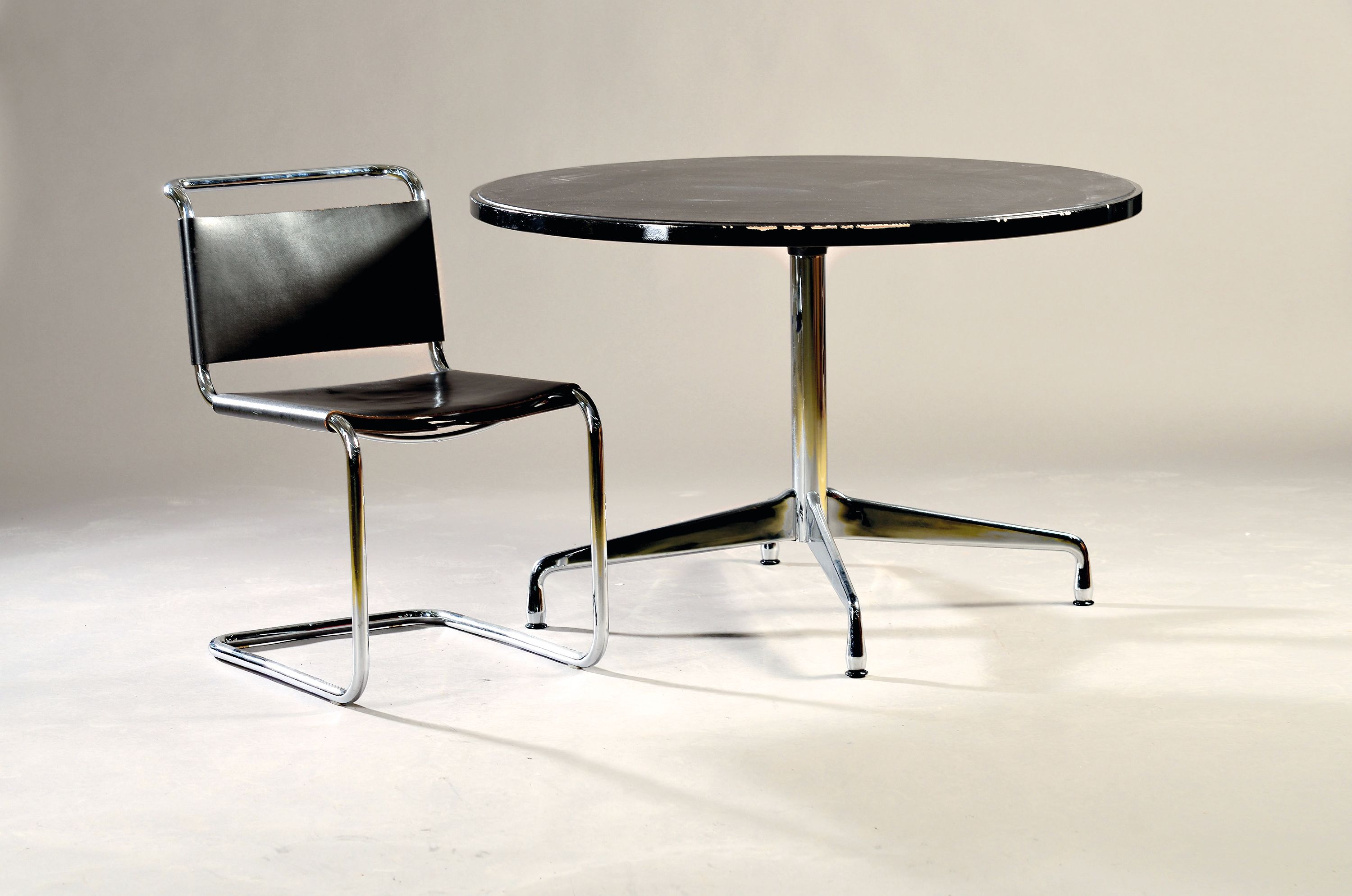 Image 27088302 - Runder Tisch Entwurf Charles Eames Ed. Vitra und 6 Freischwinger S33 von Thonet, Entwurf ...
