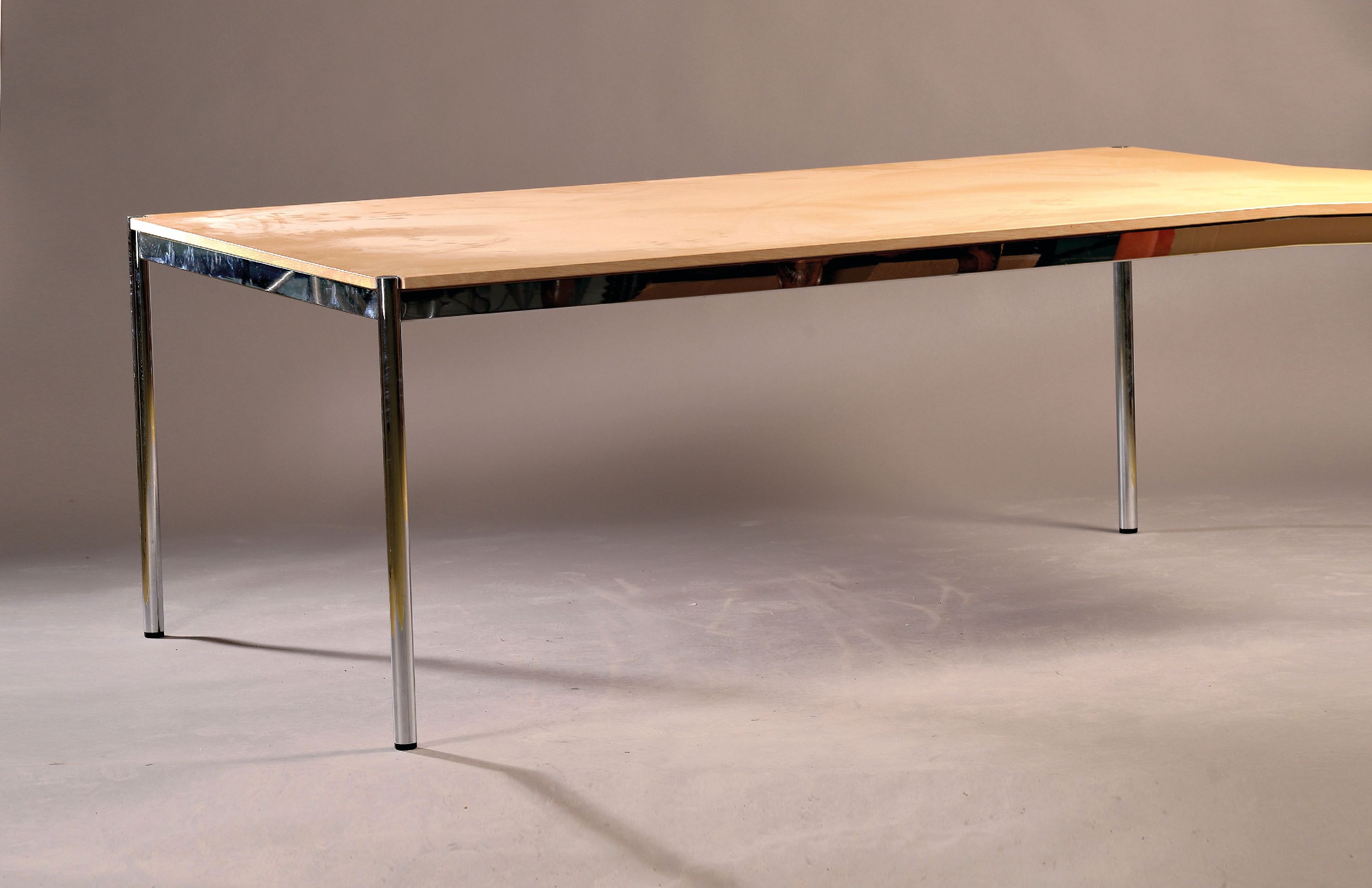 Detail a: Konferenztisch, USM Haller, verchromte Metallbeine, Holzplatte, ca. 74x200x120 cm, EZ 2