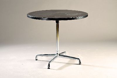 Image Runder Tisch, Entwurf Charles Eames, Ed. Vitra, Oberfläche mit schwarzem, Untergestell ...