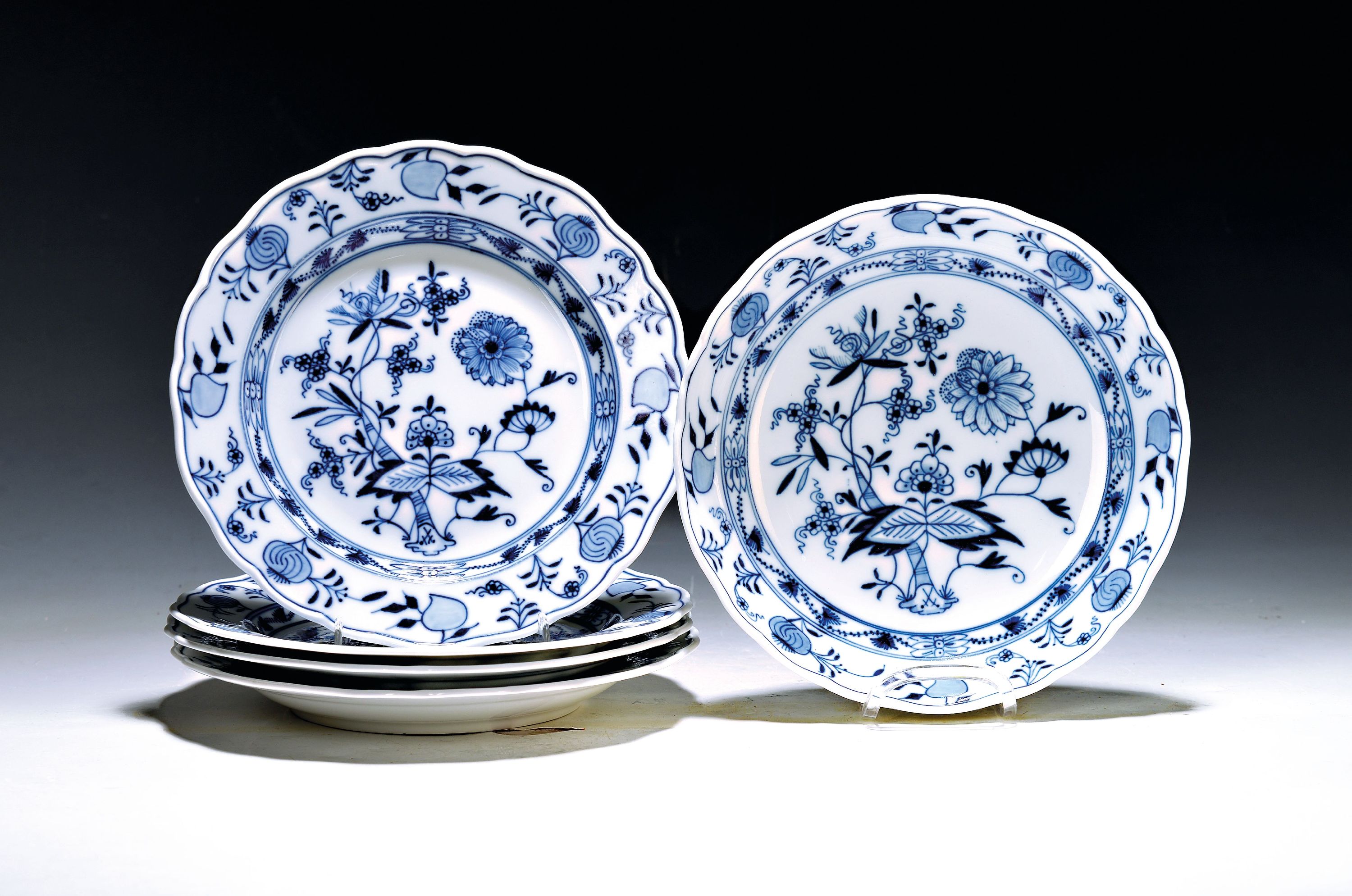 Image 27088528 - 5 Teile Porzellan, Meissen, 1. Hälfte 20. Jh., blaues Zwiebelmuster unter der Glasur, ...