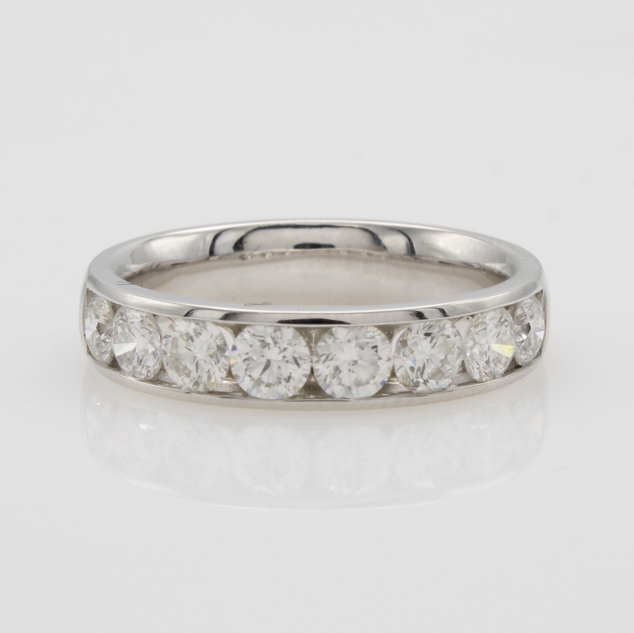 Image 27088534 - Ring mit Brillanten, WG 585/000, 8 Brill. zus. ca. 1.37 ct feines Weiß /vs, RW ca. 55 ...