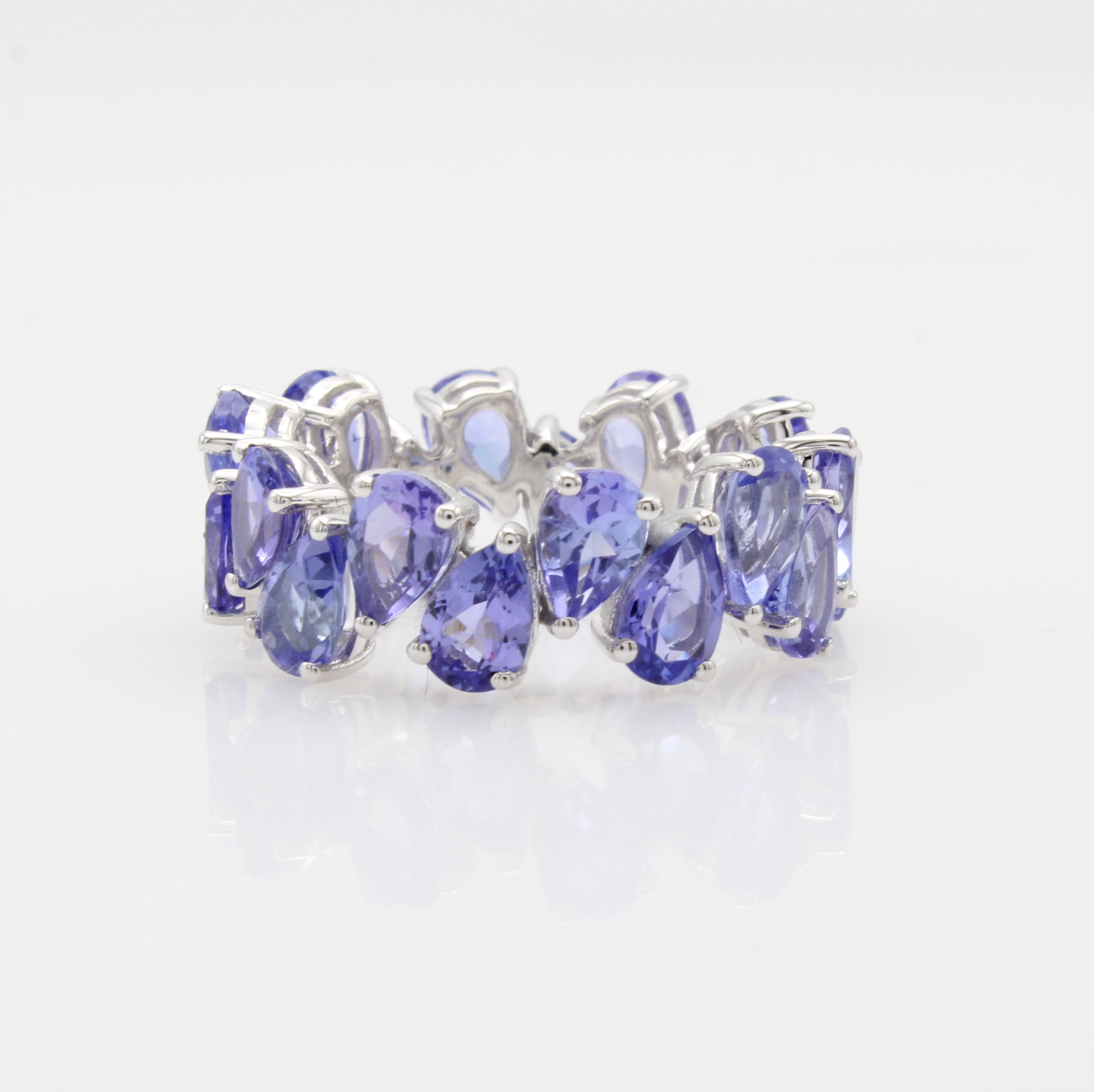 Image 27088543 - Ring mit Tansaniten, WG 585/000, 20 tropfenf. Tansanite zus. ca. 8.82 ct, RW ca. 55 ...