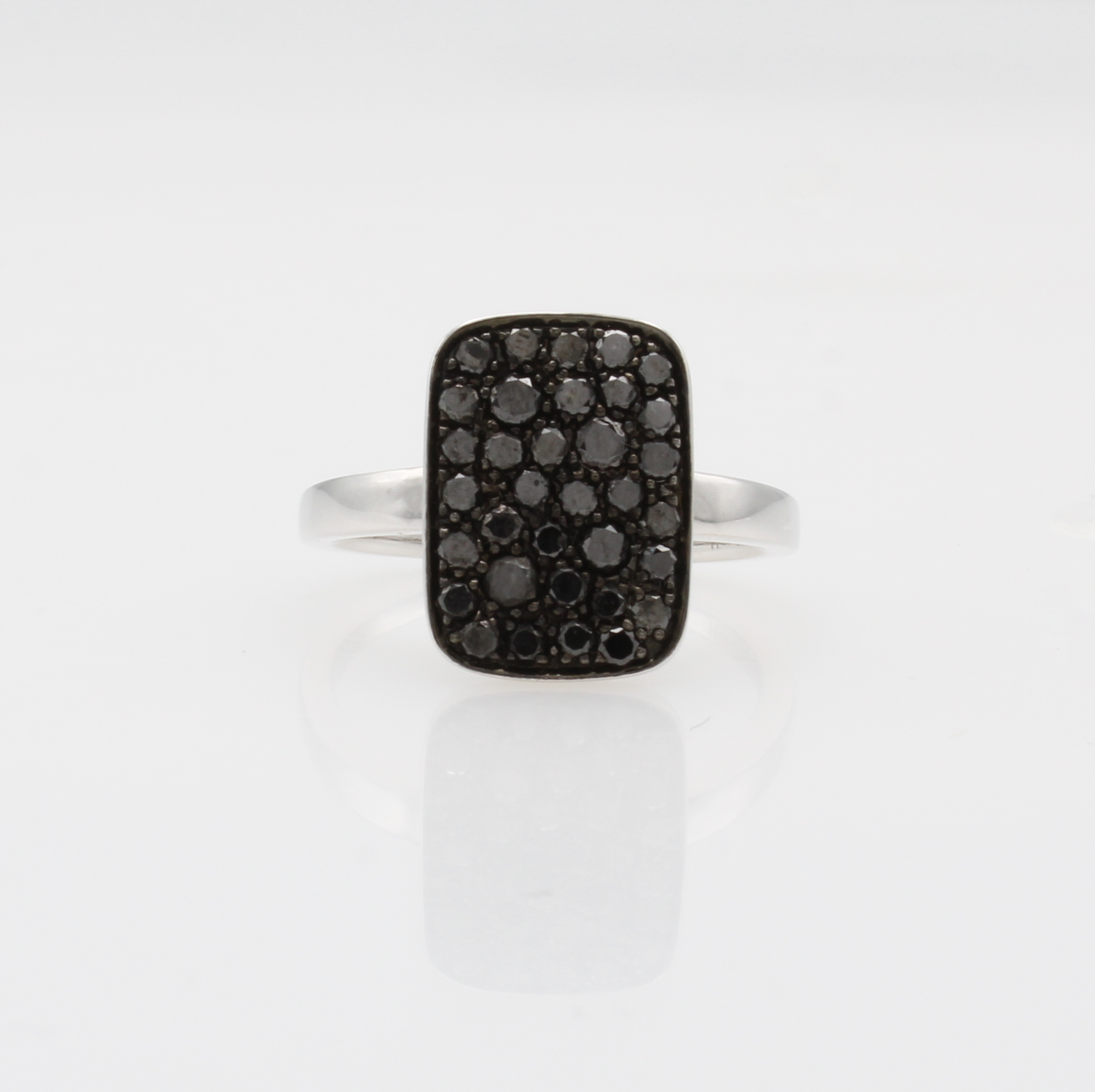 Image 27088546 - Ring mit Diamanten, WG 750/000, 34 schwarze Diam. zus. ca. 0.89 ct (beh.), RW ca. 55 ...