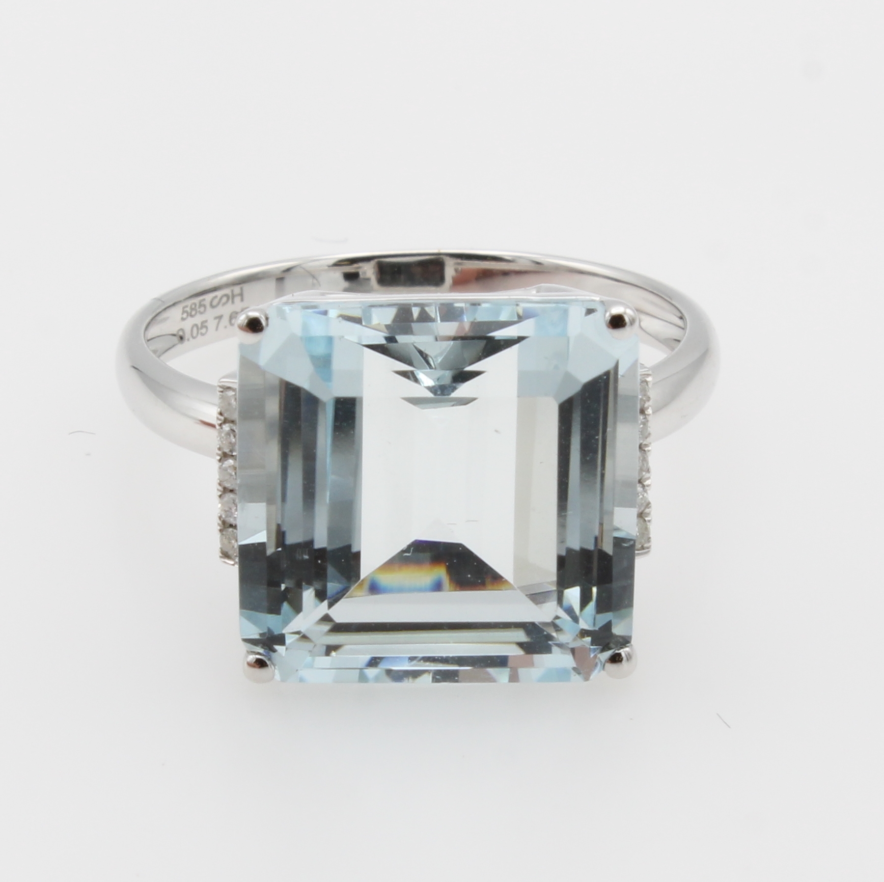 Image 27088547 - Ring mit Aquamarin und Brillanten, WG 585/ 000, Aquamarin ca. 7.65 ct, 10 Brill. seitl. ...