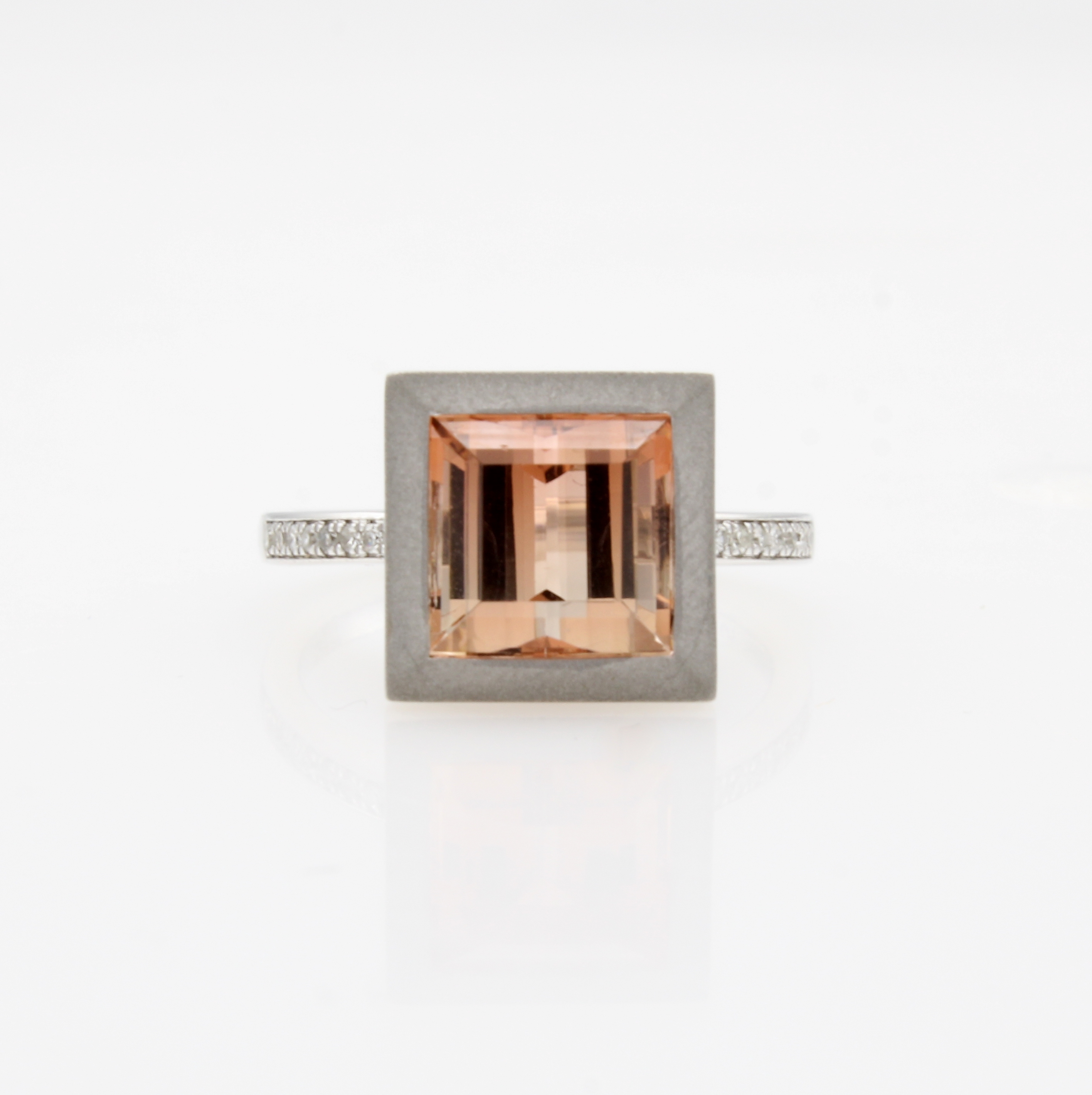 Image 27088548 - Ring mit Turmalin, WG 585/000, z.T. matt., Turmalin ca. 3.98 ct fancy, 16 Brill. zus. ...