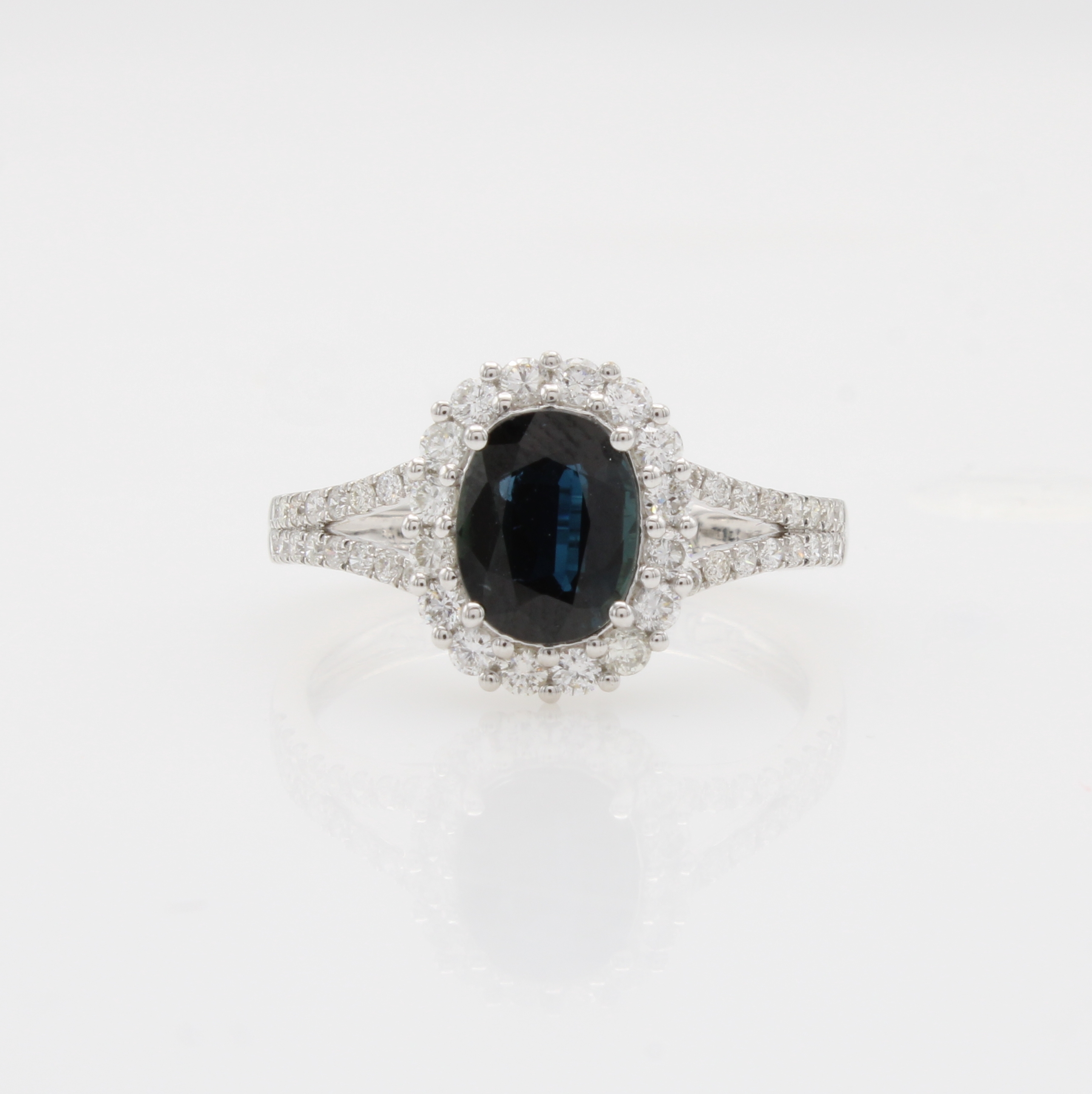 Image 27088550 - Ring mit Brillanten und Saphir, WG 750/000, 48 Brill. zus. ca. 0.53 ct feines ...