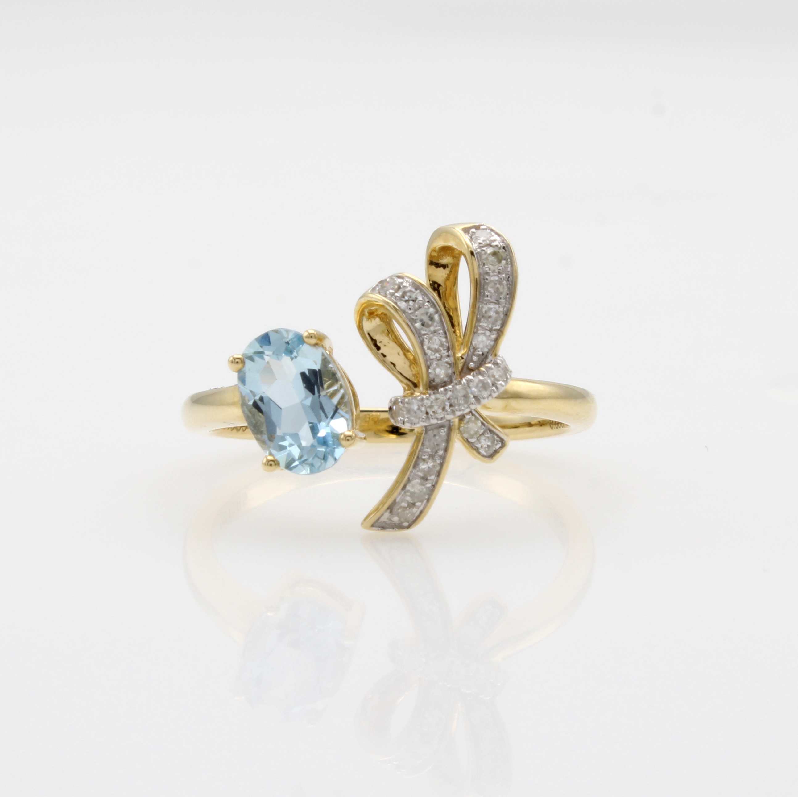 Image 27088552 - Ring mit Brillanten und Aquamarin, GG 585/ 000, ovaler Aquamarin ca. 0.63 ct, 23 Brill. ...