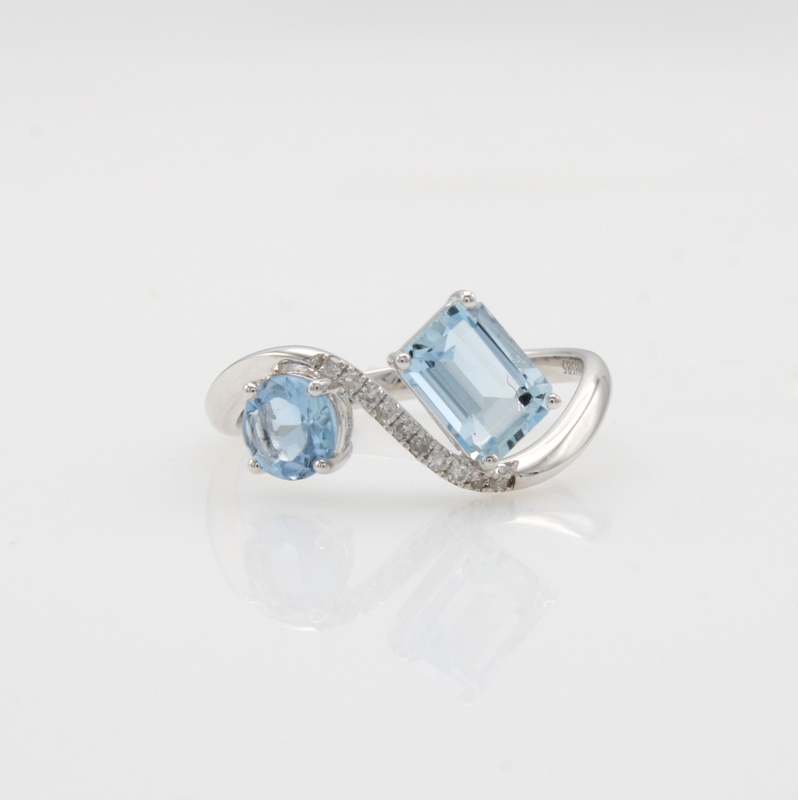 Image 27088553 - Ring mit Aquamarinen und Brillanten, WG 585/000, 10 Brill. zus. ca. 0.05 ct Weiß/si-p, ...