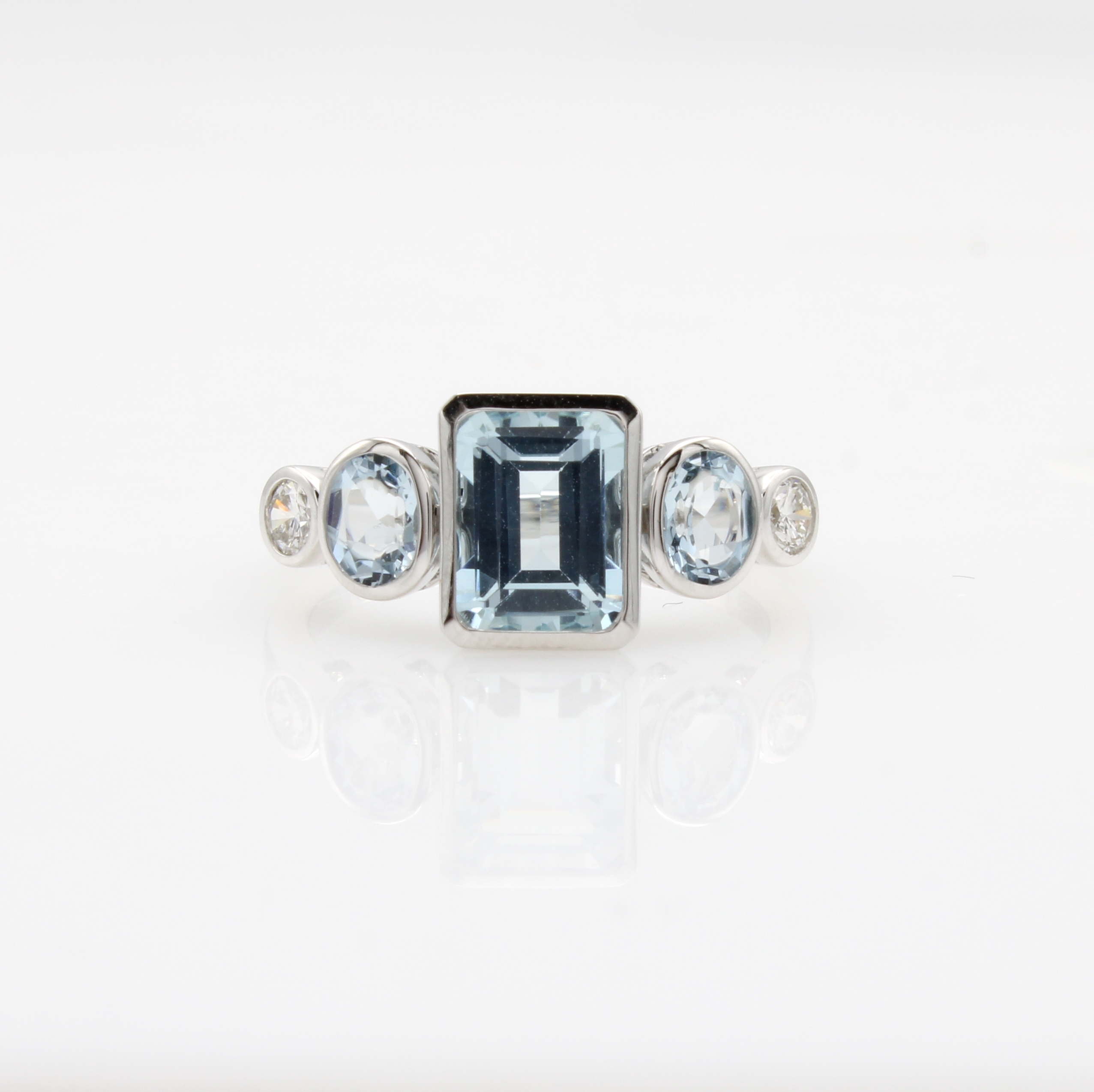 Image 27088565 - Ring mit Aquamarinen und Brillanten WG 585/ 000, 2 Brill. zus. ca. 0.20 ct feines ...