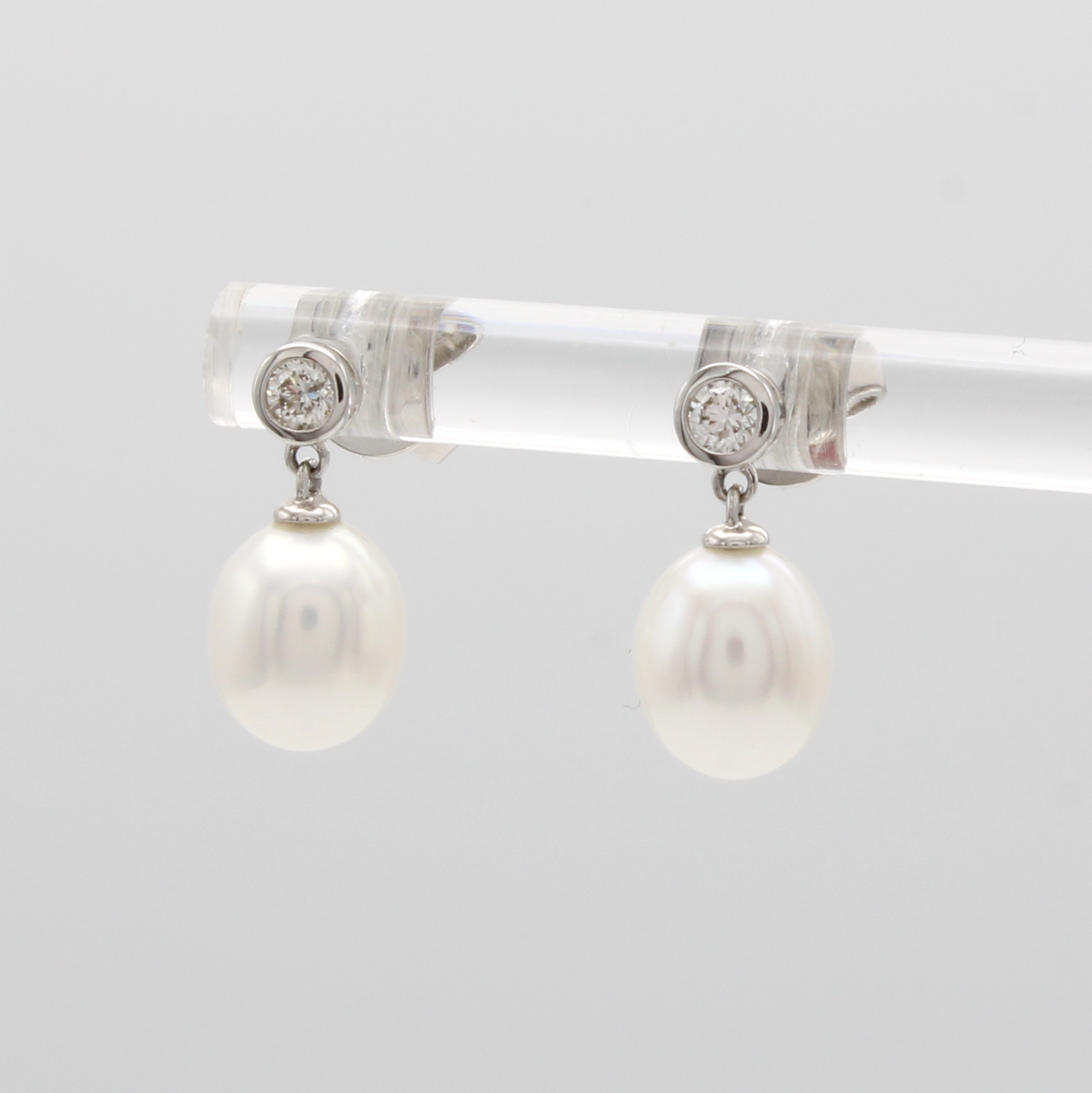 Image 27088574 - Paar Ohrstecker mit Brillanten und Süßwasser- zuchtperlen, WG 750/000, 2 Brill. zus. ...