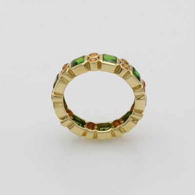 27088533a - Ring mit Farbsteinen, GG 750/000, 9 Chrom- diopside zus. ca. 2.24 ct, 18 Mandarin Gra- ...